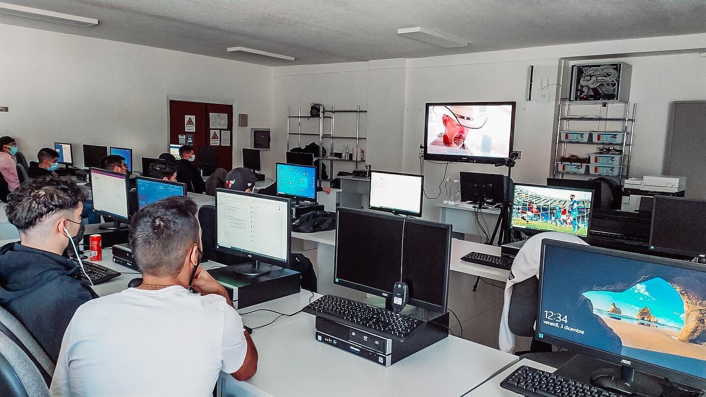 Il nostro film @balentes_film nelle scuole in Sardegna 🙌🏼🖥 Se volete presentare Balentes nella vostra scuola contattateci anche direttamente #balentes #balentesfilm #nato #teulada #war #humanrights #quirra #poligonimilitari