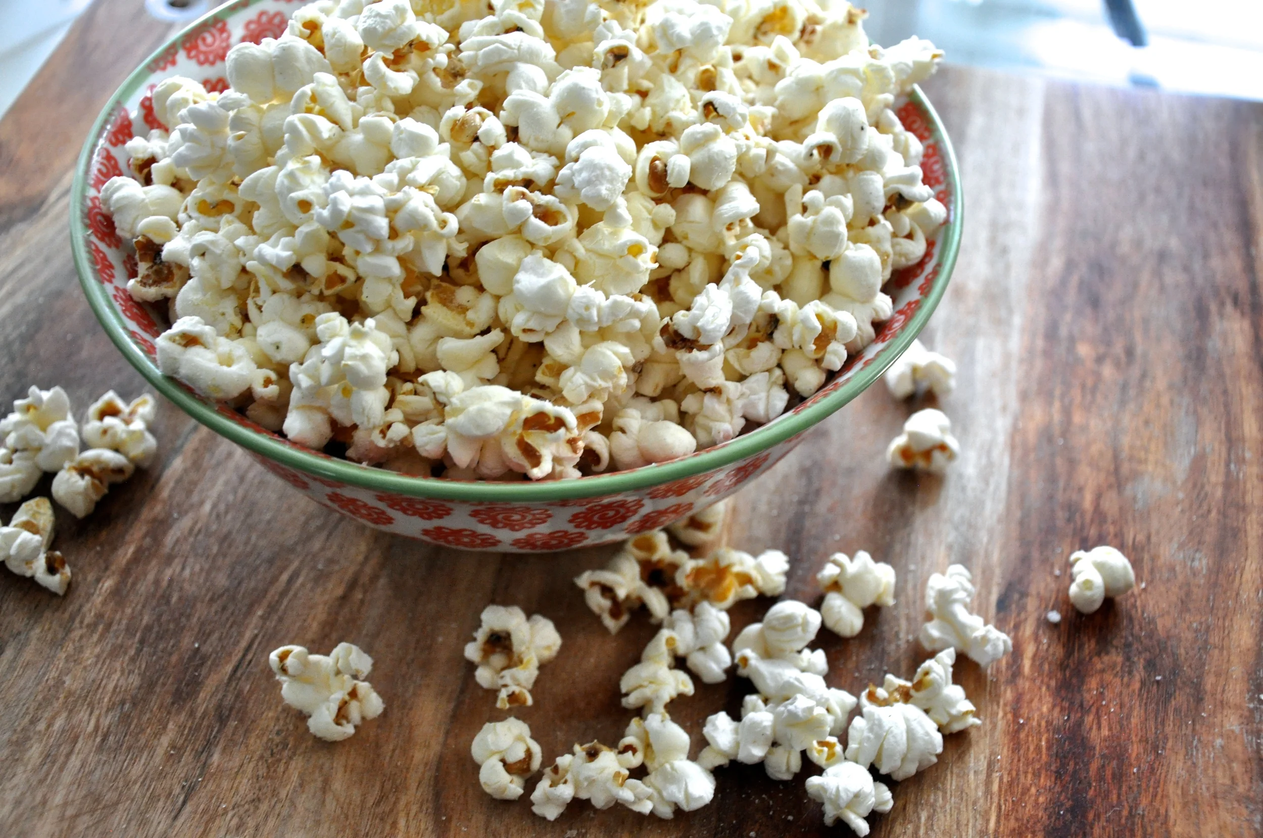 11 {Healthy} Snacks You Can Keep in Your Desk Drawer. 