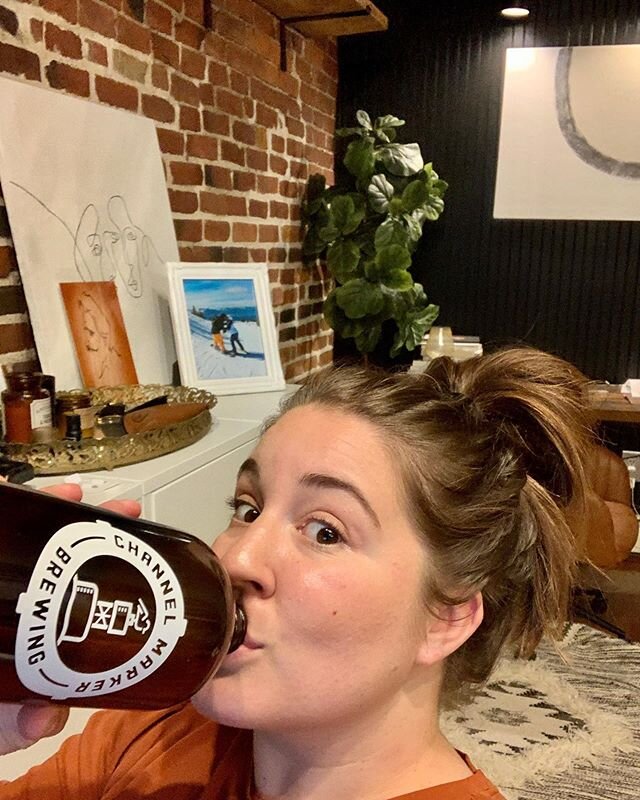 Everyday I drink water out of this empty @channelmarkerbrewing growler and just now started wondering what my clients must think when they see me chugging from this during our telehealth sessions 🤔. It&rsquo;s just water!!! 😂😂😂 #dehydrateddietiti