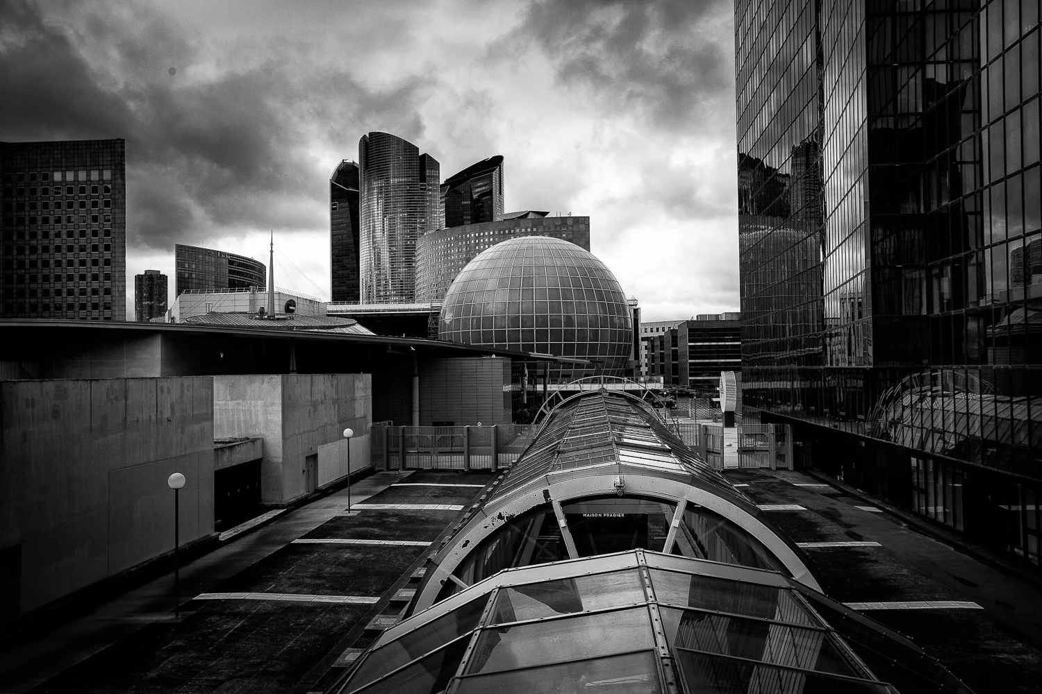 An area of La Defense normally restricted to public, but nothing prevents you from sneaking in. So why not. It is a superb place for architectural photography.