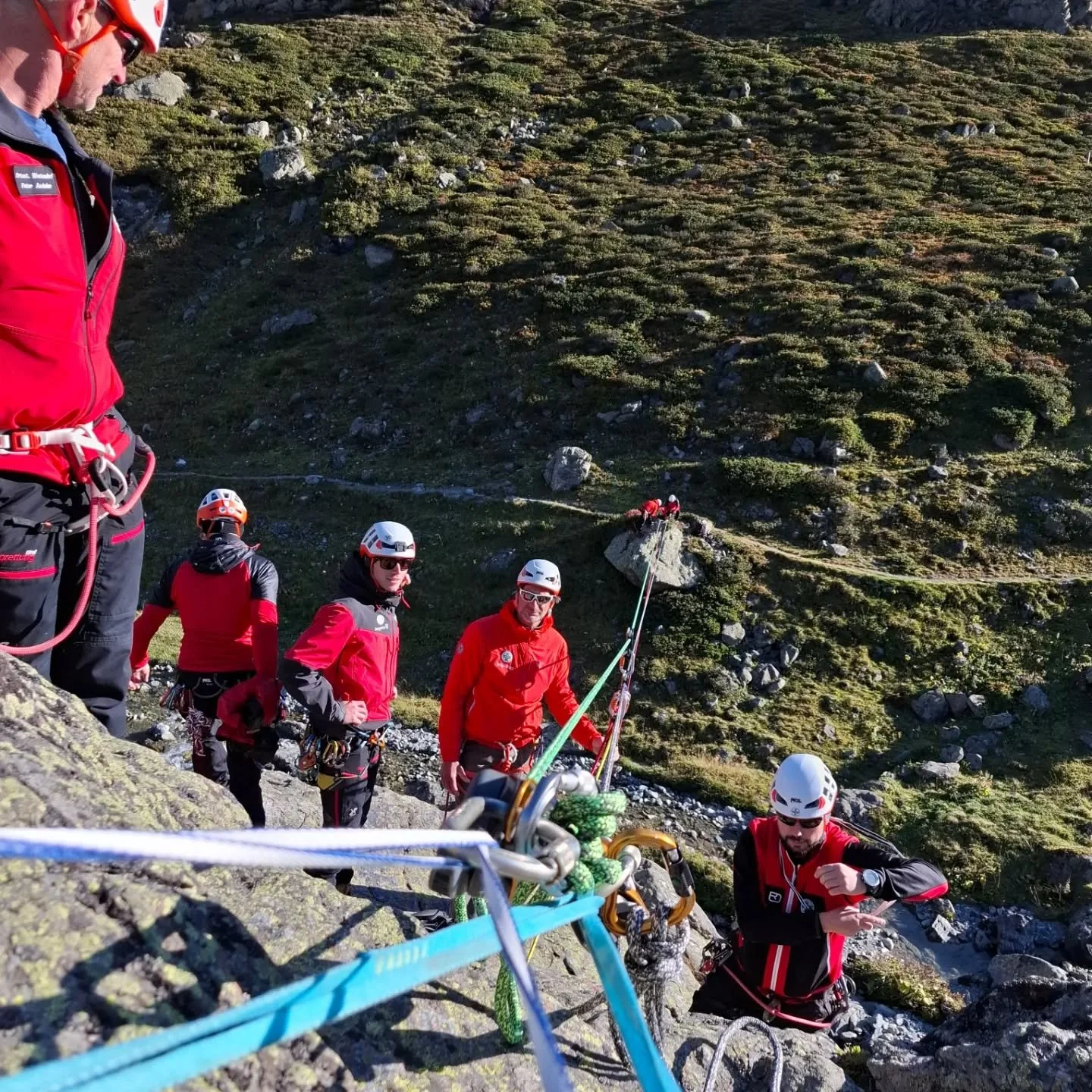 Fortbildung Bergrettung Westendorf 
Anspruchsvolle Bergungen in steilen W&auml;nden, haben uns wieder auf den letzten Stand der Bergetechnik gebracht.

@bergrettung.westendorf

#verticalmovement #bergf&uuml;hrerkelchsau #steilistgeil
#bergrettungtiro