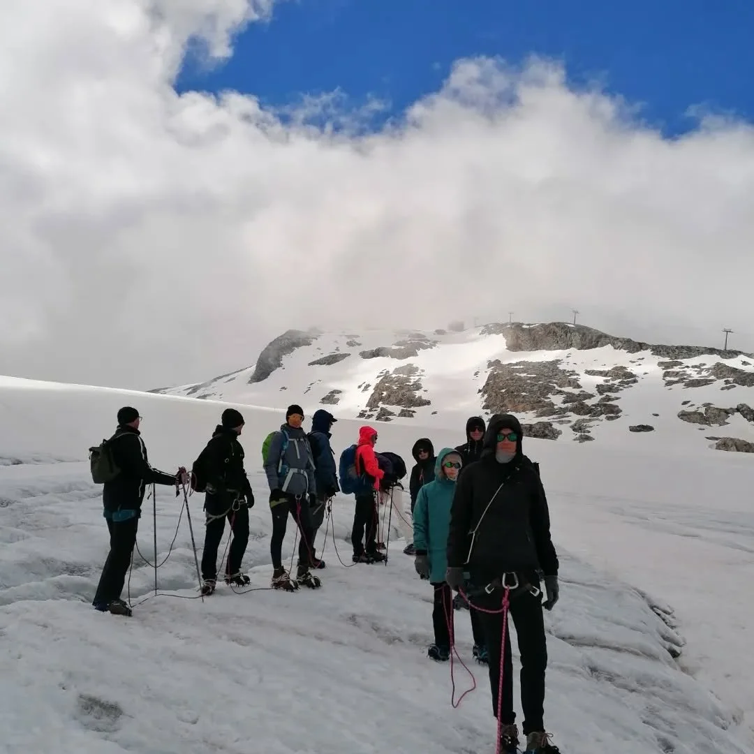 Gletschertag Hintertux

#gletscher #ewigeseis #hintertuxglacier #hintertux #bergauf #bergf&uuml;hrerkelchsau #sonnenschein #schnee

@vierjahreszeitenhintertux