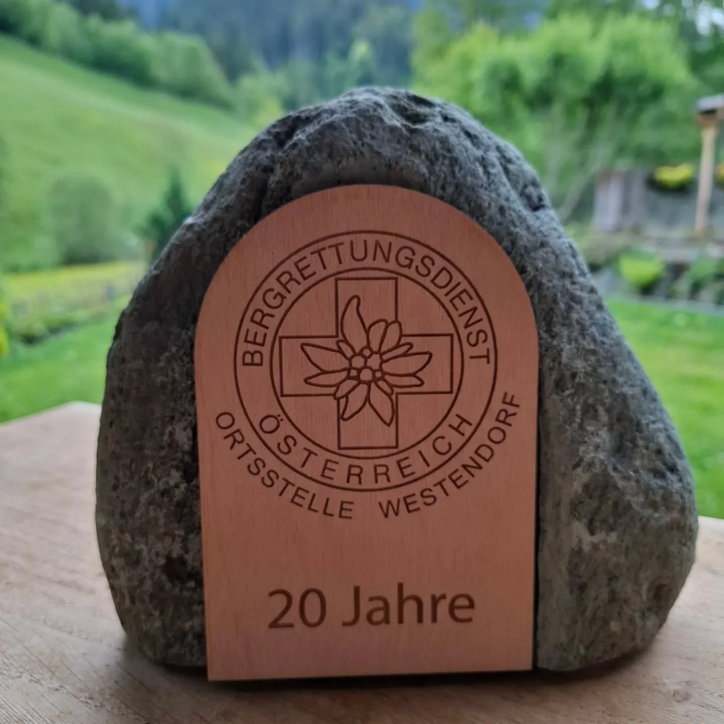 Auf die n&auml;chsten 20 Jahre 🏔 ⛑️ 🧗&zwj;♂️ ⛷️ 🍻

20 Jahre Bergrettung &ndash; 20 Jahre Herzenssache

#bergrettung #ehrenamt #20Jahre #rettungsausleidenschaft #teamwork #berge #dankbarkeit

@bergrettung.westendorf