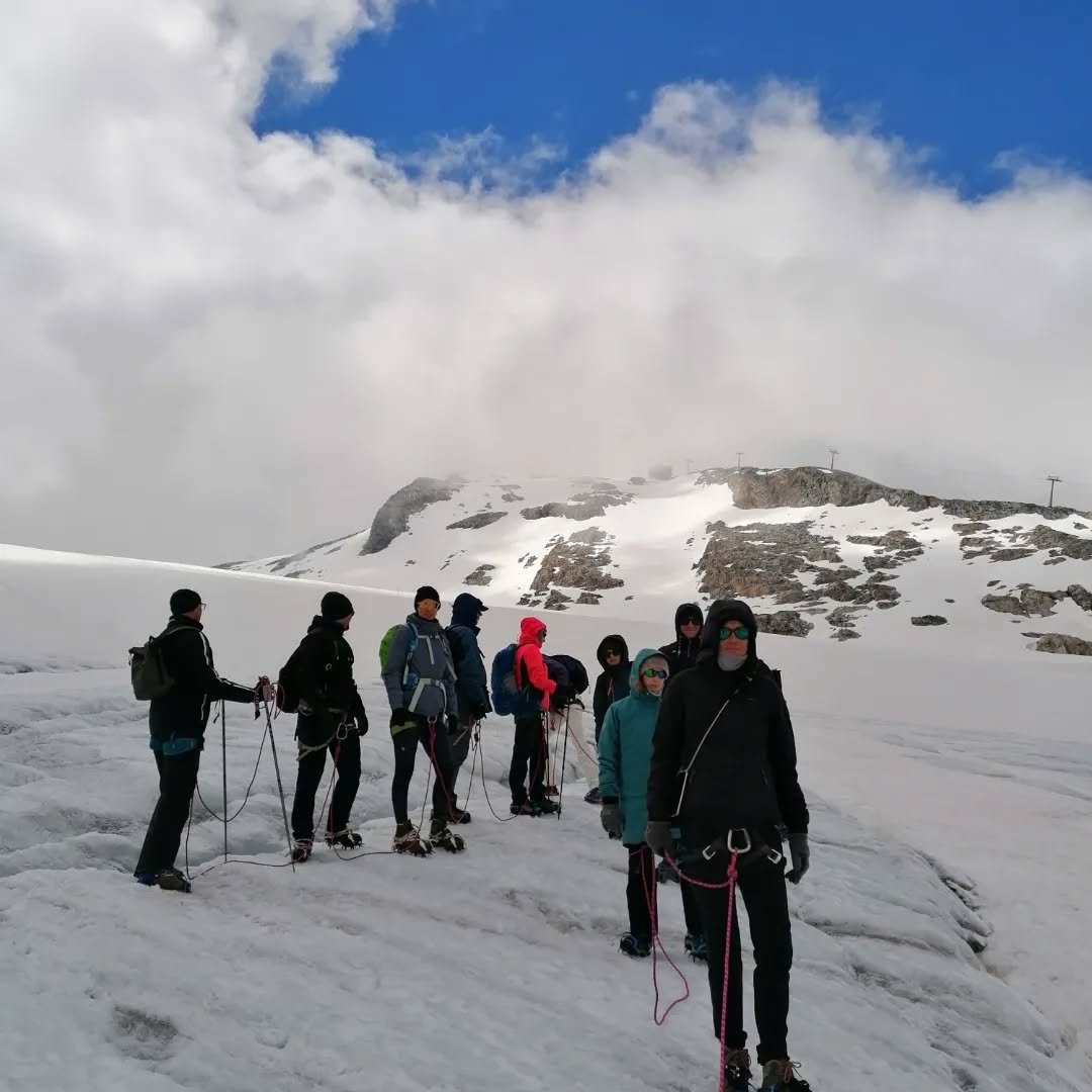 Gletschertag Hintertux

#gletscher #ewigeseis #hintertuxglacier #hintertux #bergauf #bergf&uuml;hrerkelchsau #sonnenschein #schnee

@vierjahreszeitenhintertux