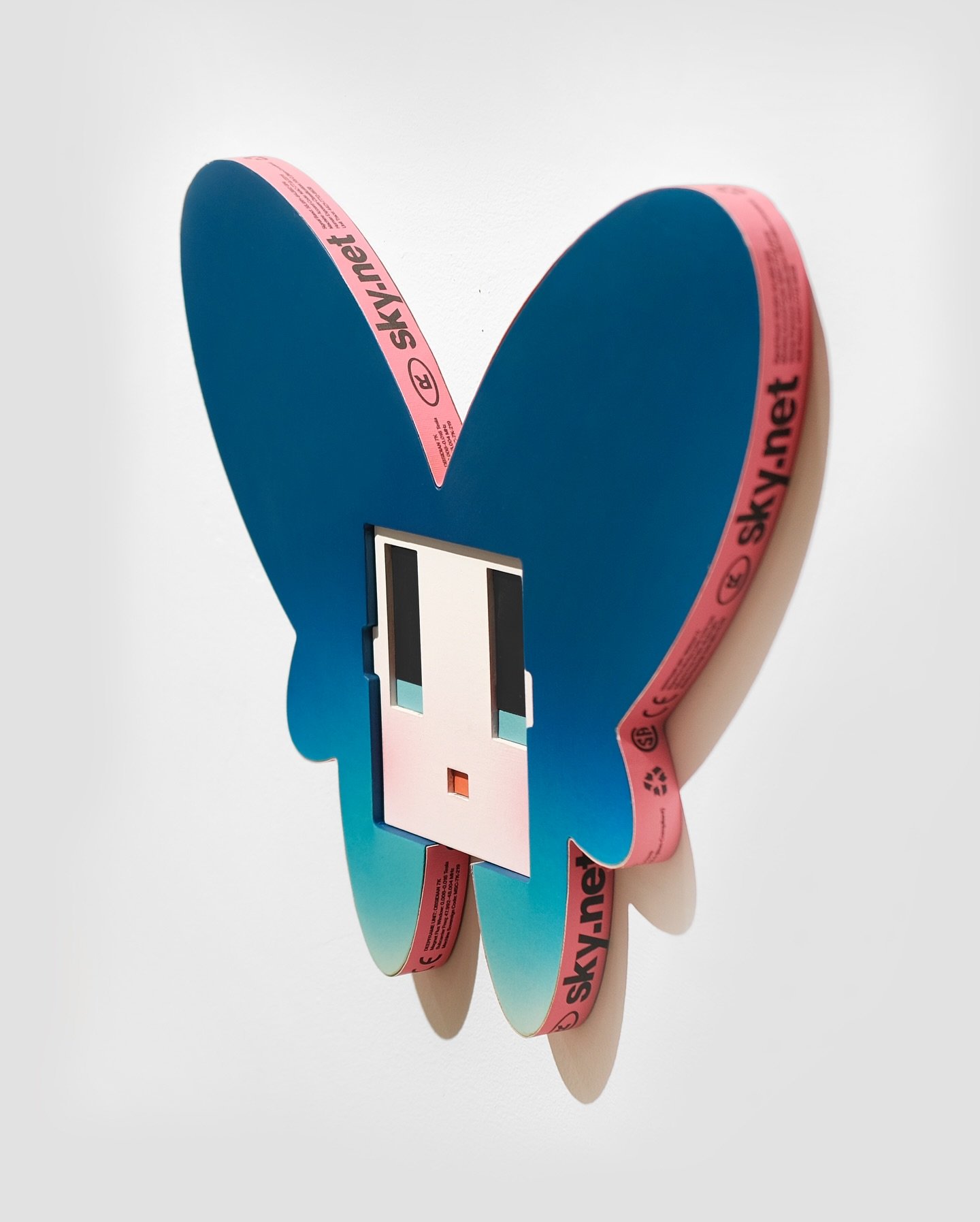 KUMI 400 (2025) / The KUMI series draw from an ongoing fascination with Japanese visual culture, filtered through the hyper-polished optimism of Y2K aesthetics. Each form sits between symbol and personality, where graphic language becomes object and 