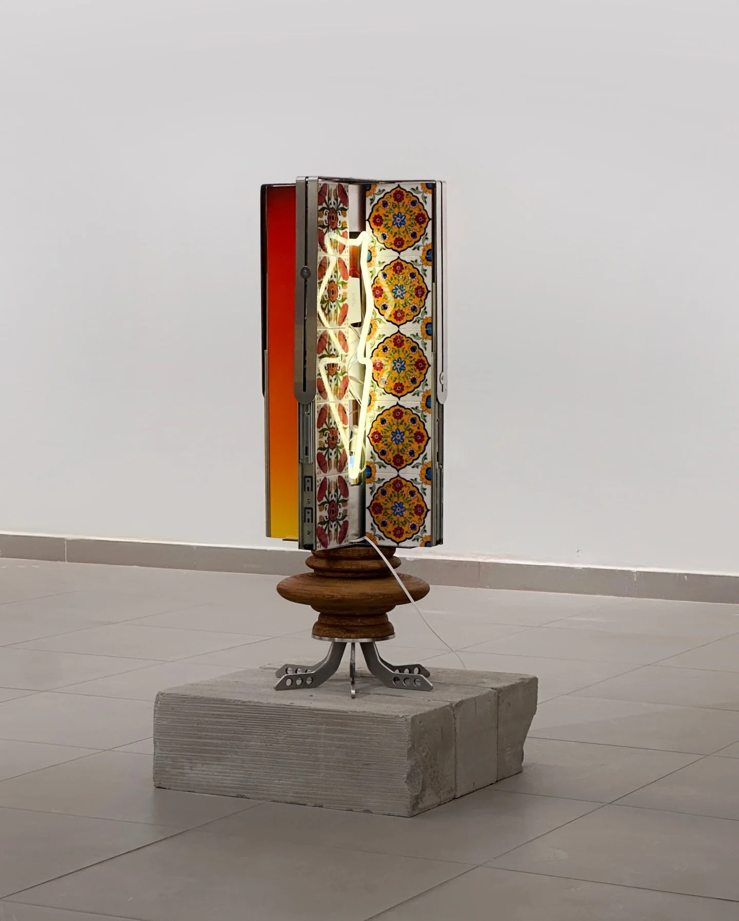 The Kora Hold (2025) / 304 Stainless steel, ceramic tiles, acrylic, cold cathode, hardware and wood. H 42 x W 16 x D 16 inches (Wt. 42 lbs)

Part of @kunelgaur&rsquo;s solo show signs of life&sup1; at @methoddelhi till Jan 25, 2026.

This series fold