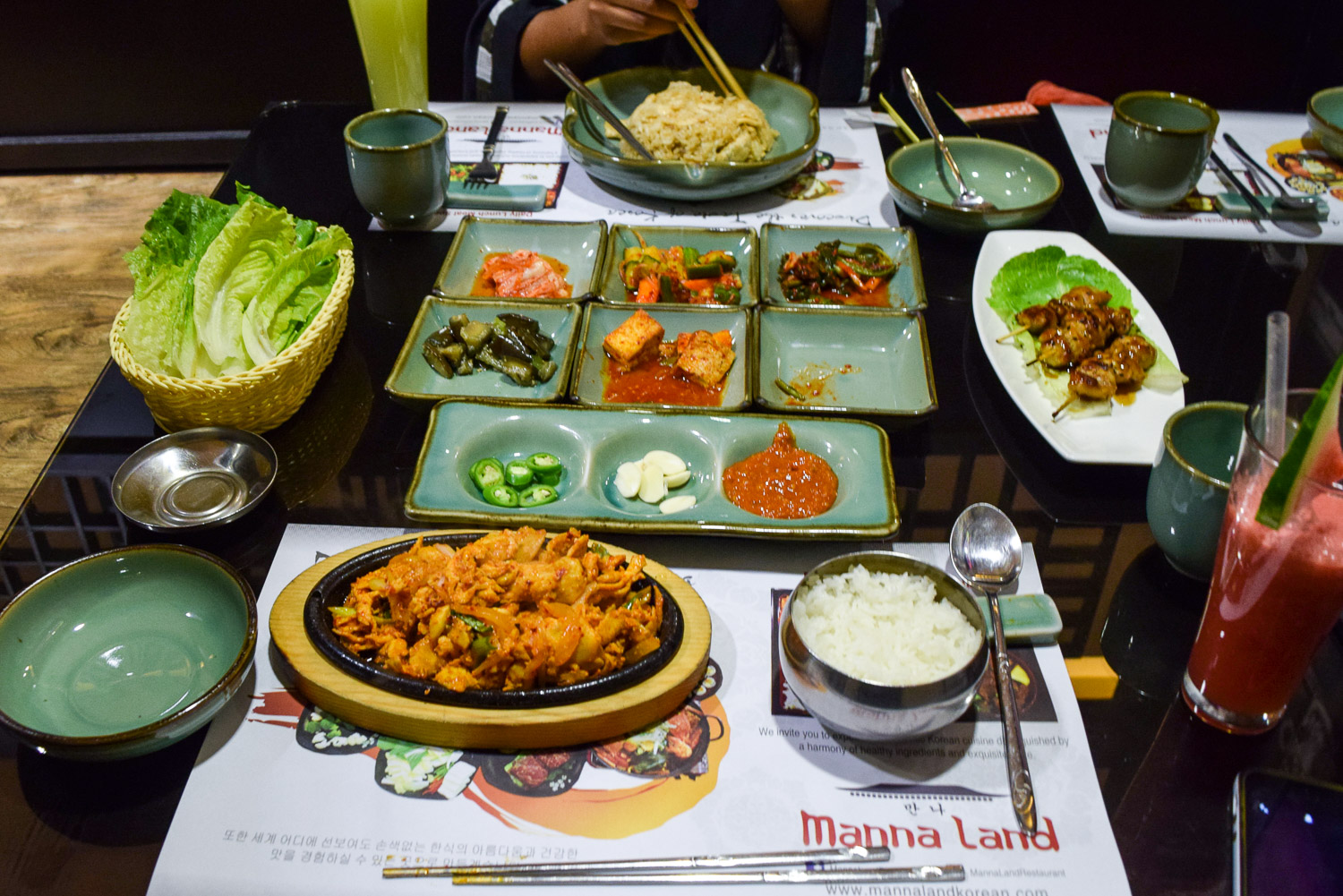 It's all so fresh and colourful. In front is Aishah's Daksal Bulgogi. Thinly sliced chicken marinated in a special sauce. Further back is my Chicken Bokumbap... fried rice specially made without the veggies - How plain Nimz, how plain