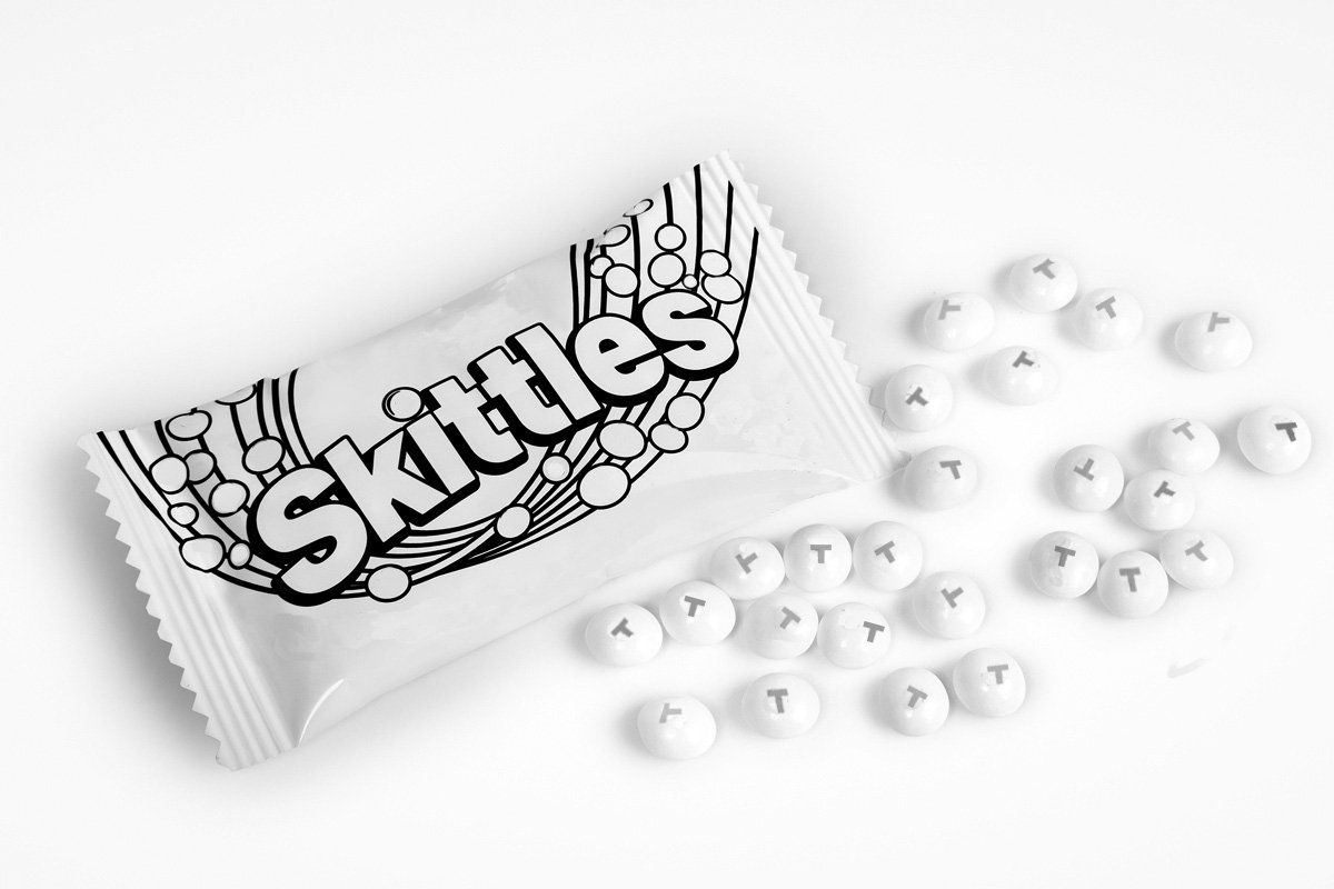 Skittles omtalade kampanj där de inför Pride månaden bytte ut allt sitt godis och sina färggranna förpackningar till vita. “During Pride, only one rainbow matters. So we’ve given up ours to show support.” Lär mer här