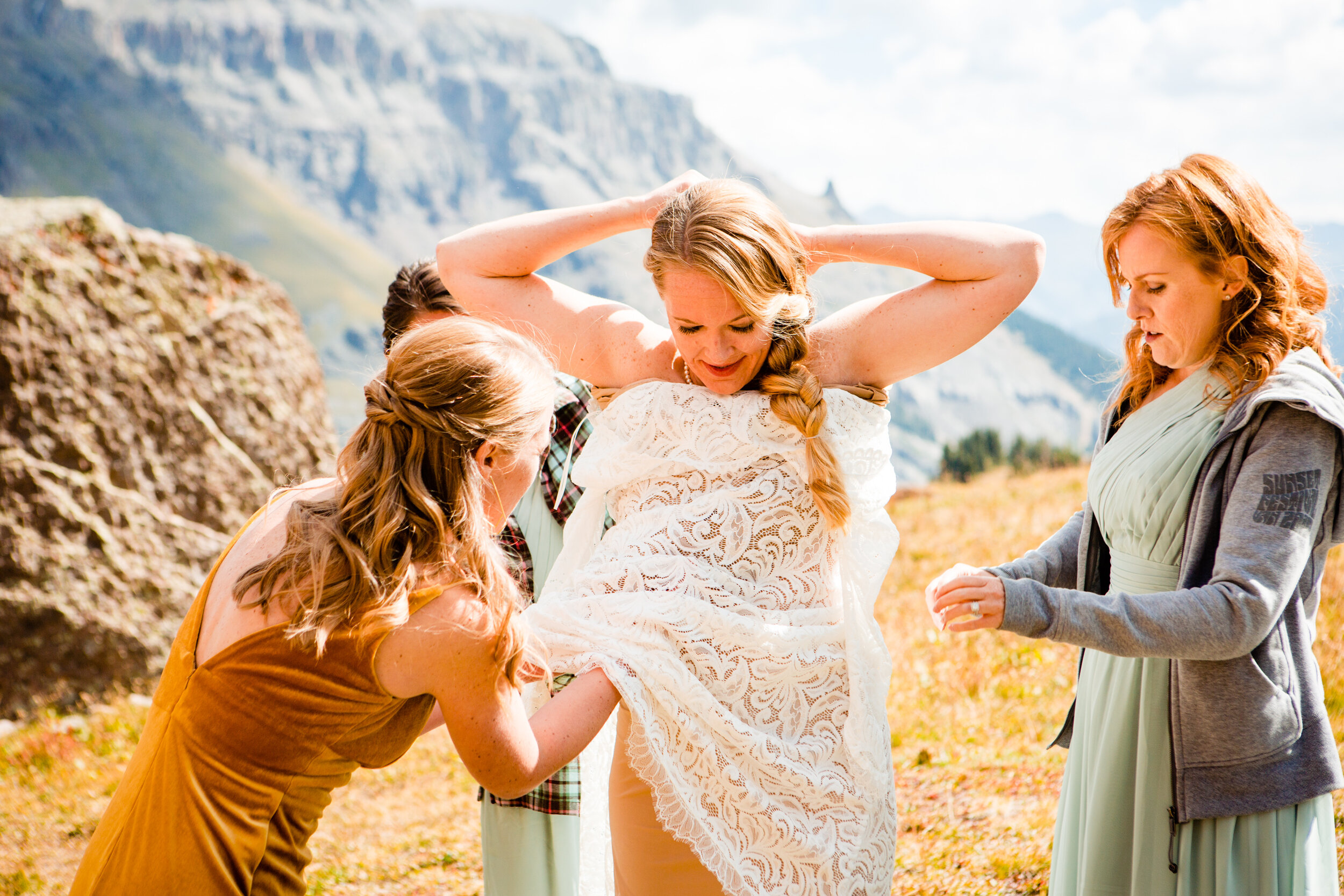 ©Alexi Hubbell Photography 2021  Governor Basin  Jeep wedding  Bride putting on dress outdoors, hikinkg 