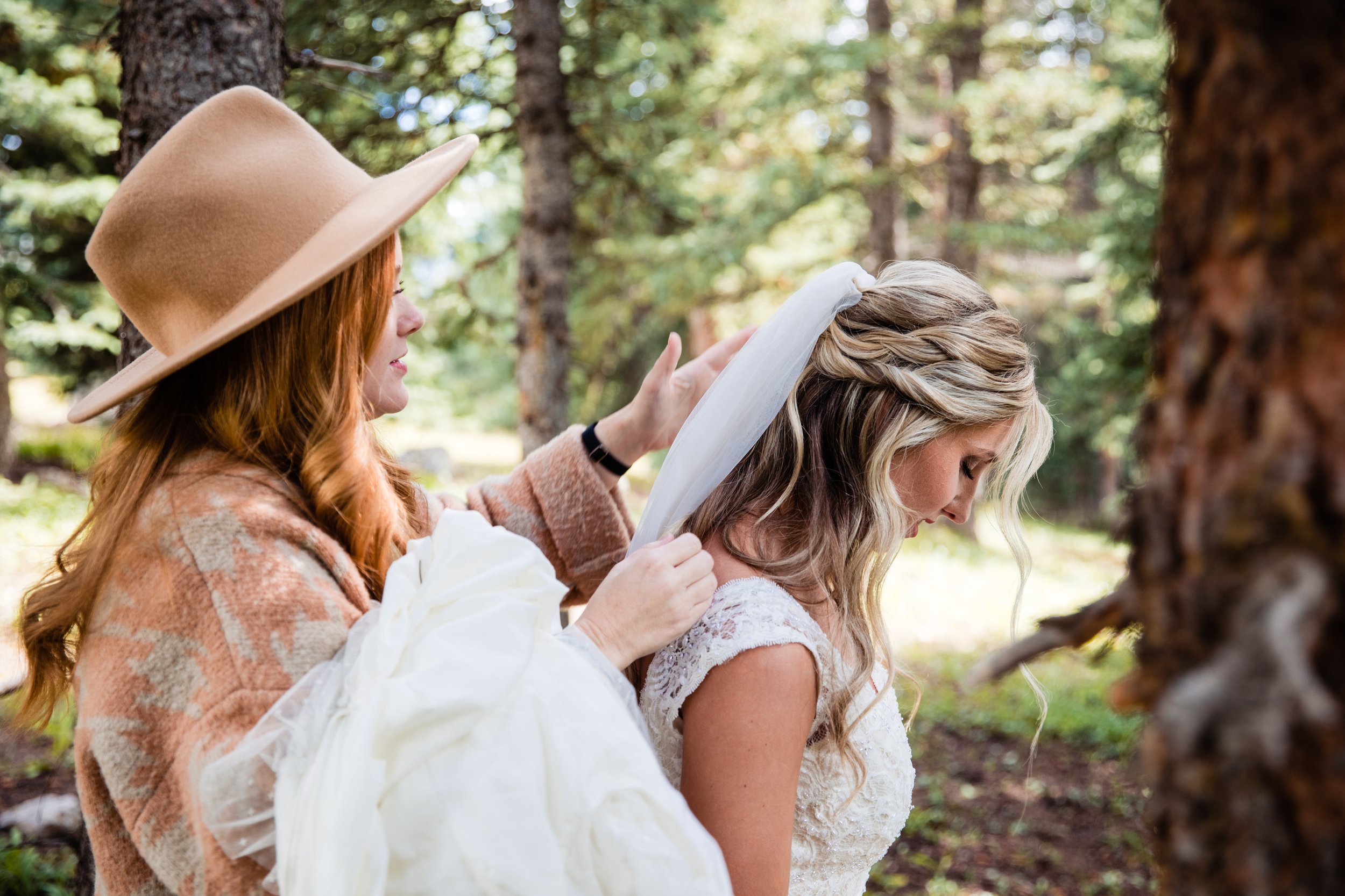  Silverton Colorado Adventure elopement photogrpaher Alexid Hubbell Photogrpahy  Bride putting on wedding dress in forest   ©Alexi Hubbell Photography 2022  August Elopement in Colorado 