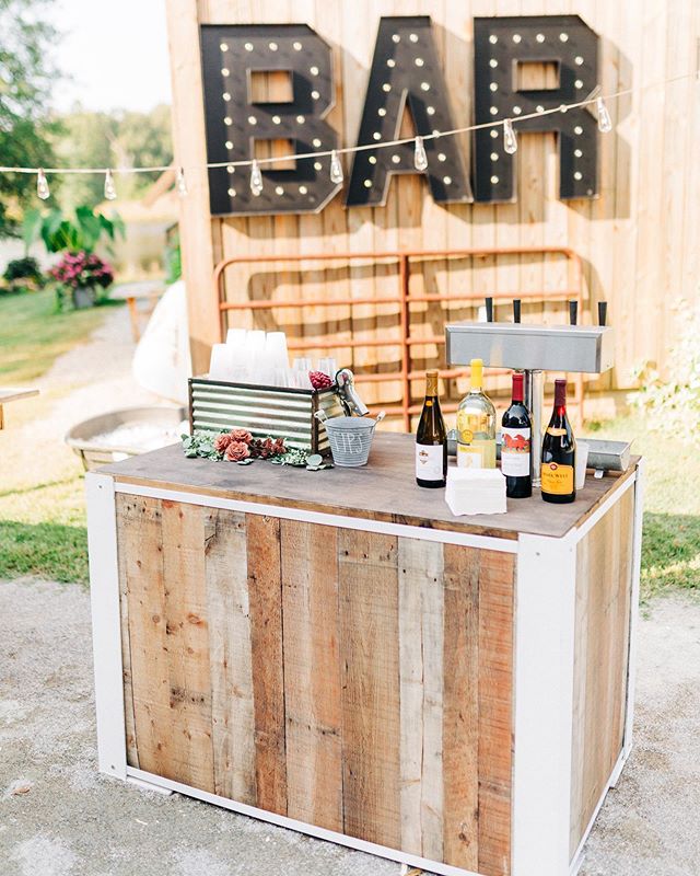 Need to fit your wedding colors and theme? We&rsquo;ve got you 👌🏼 our mini draft bar is reversible! Dress her up or dress her down - the choice is yours!