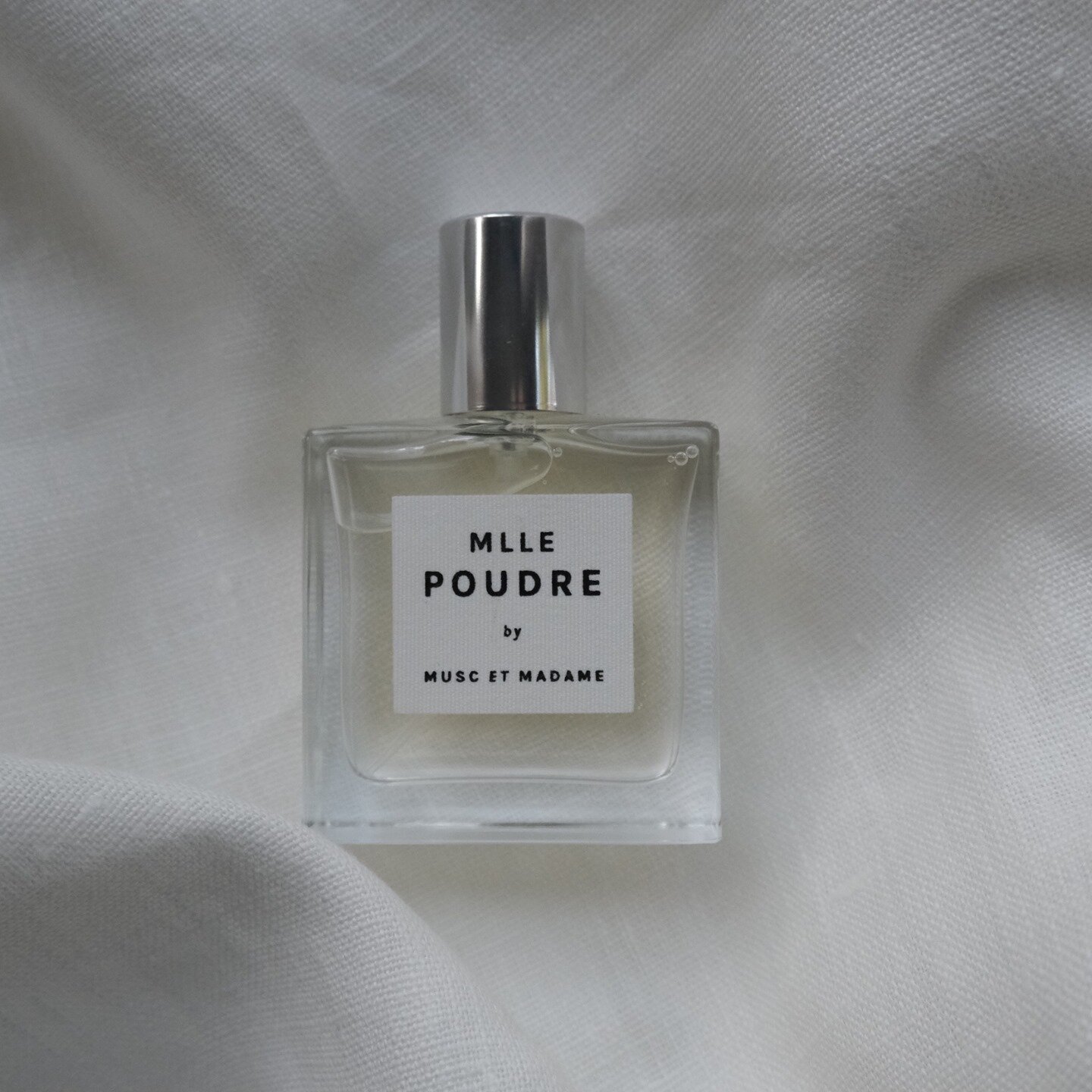 Clouds of ivory dandelions settle on supple skin freshened by rose water. A nostalgic summer sunscreen accord mingles with the aroma of gauzy cotton musc and creamy iris petals. ⁠
⁠