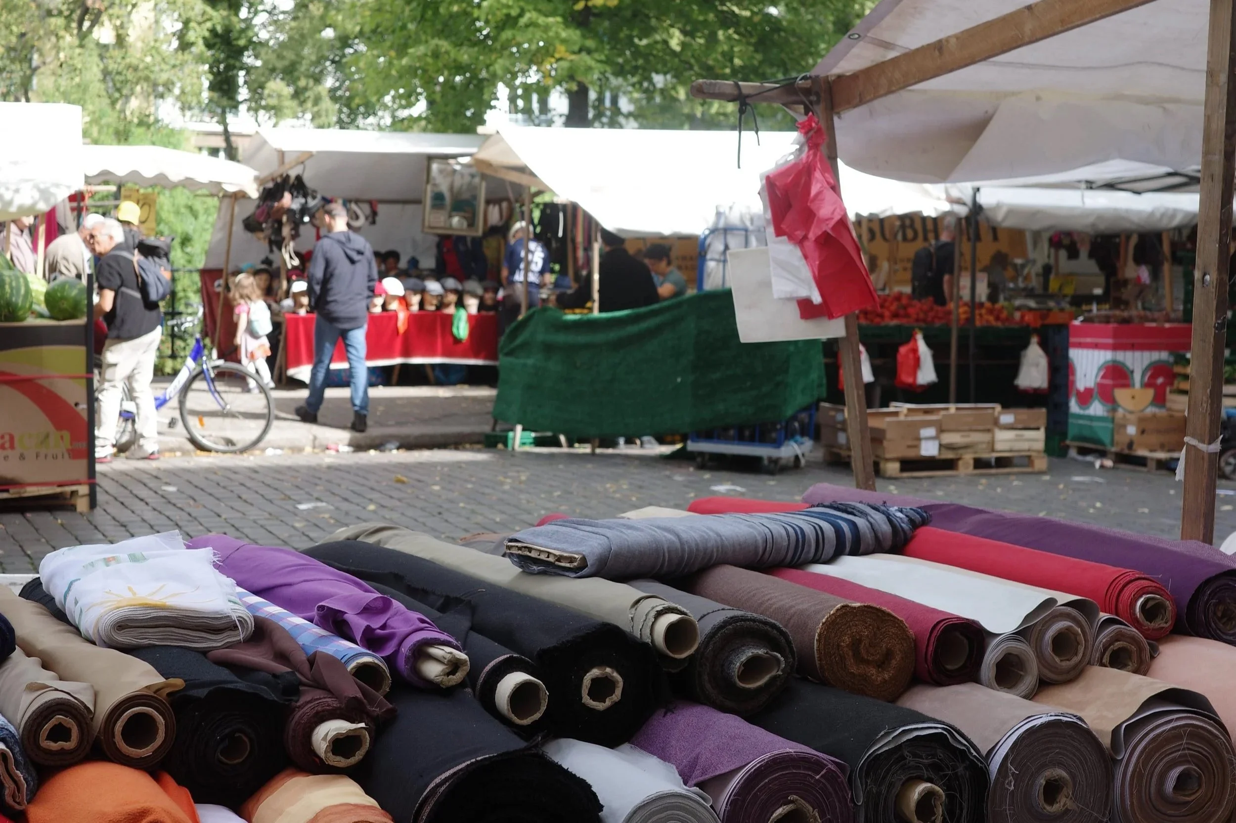 The Tuesday market by the canal