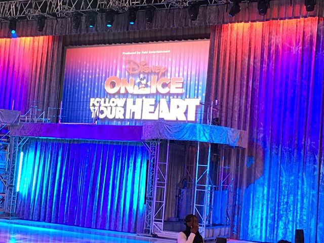 My first Disney on Ice show!!! And at my age!! :) #joysofaniece