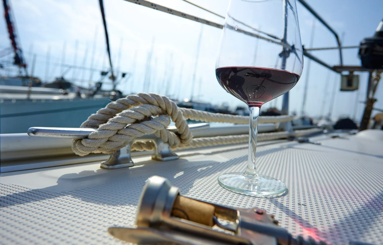 singulartrips-LISBON-SUNSET-SAILING-WINE.jpg