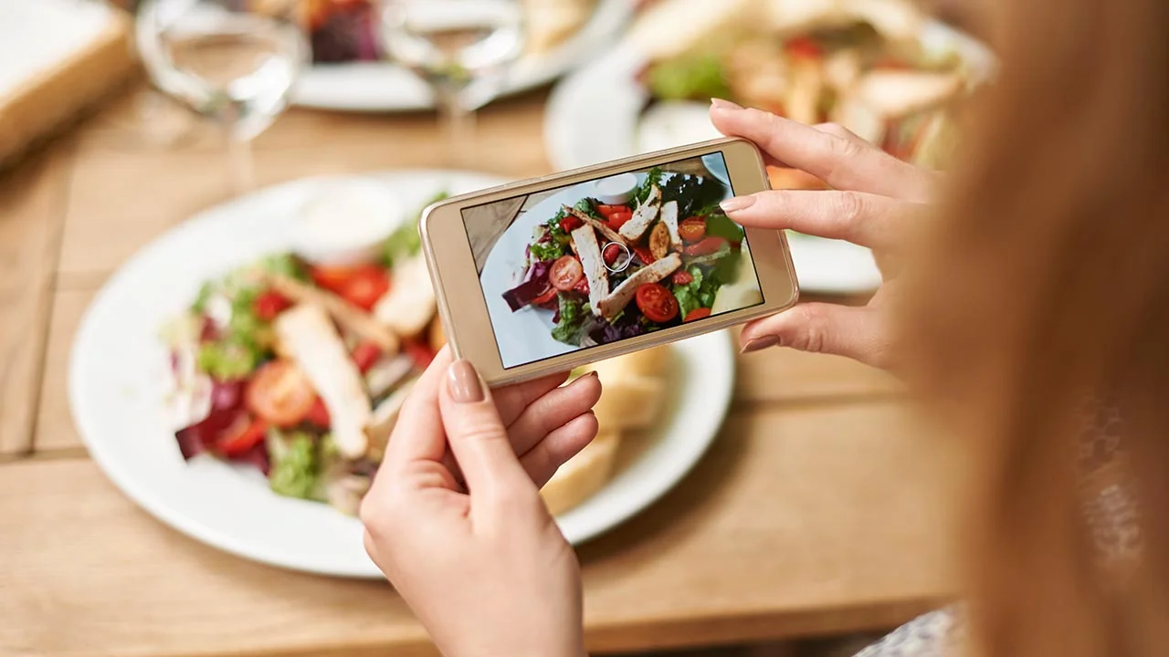 Why mealtime should be “screen free”
