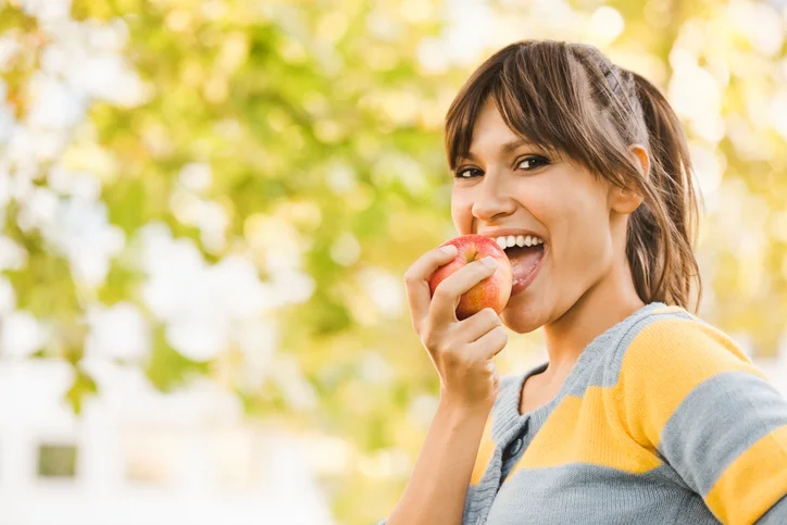 8 best reasons to eat an apple today