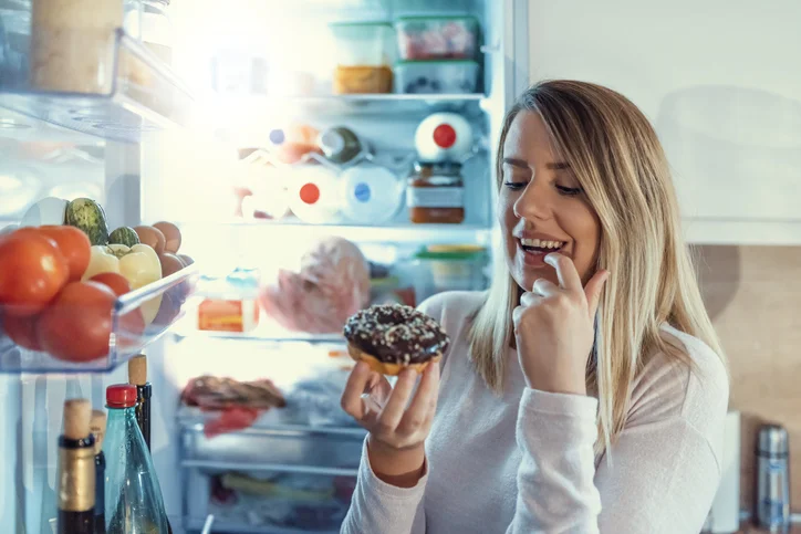 5 strategies to curb late-night snacking