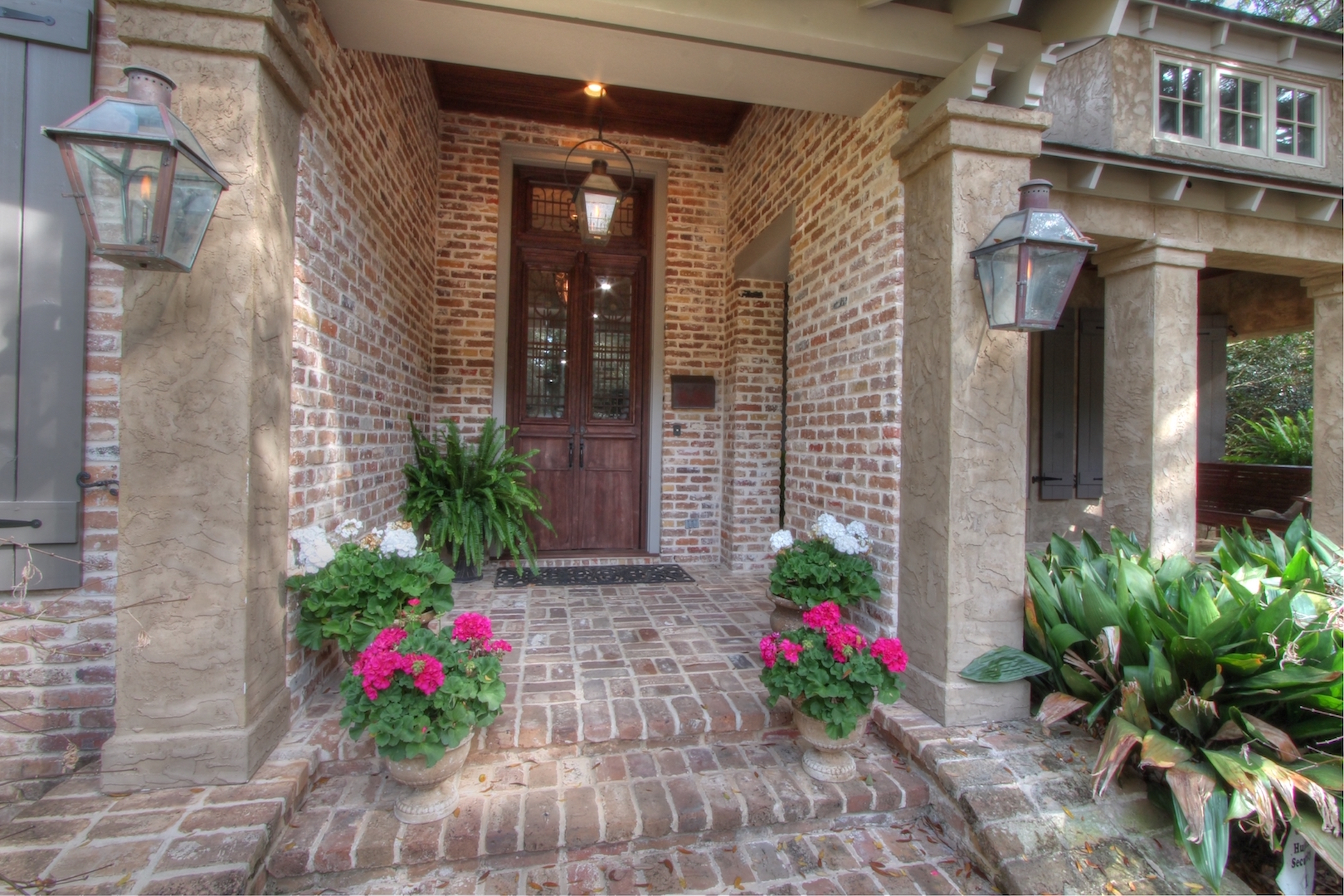 17 Brown, Robert & Jana 115 Oak Ave Res Alison Ashurst Photography front porch 0 EXT.jpg