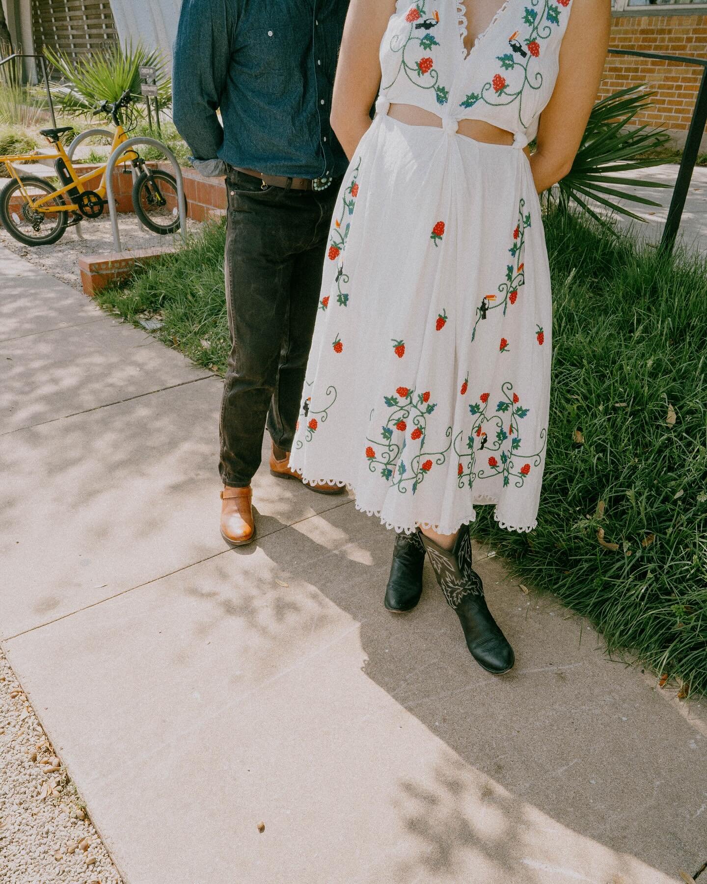 These Chicago babes really put the yee in the haw *tips hat*

@camiteran_ 

#austinweddingphotographer #austinengagementphotographer #austincouplesphotographer #austintx #atxweddingphotographer #intimateweddingphotographer #weddingfilmphotographer #e