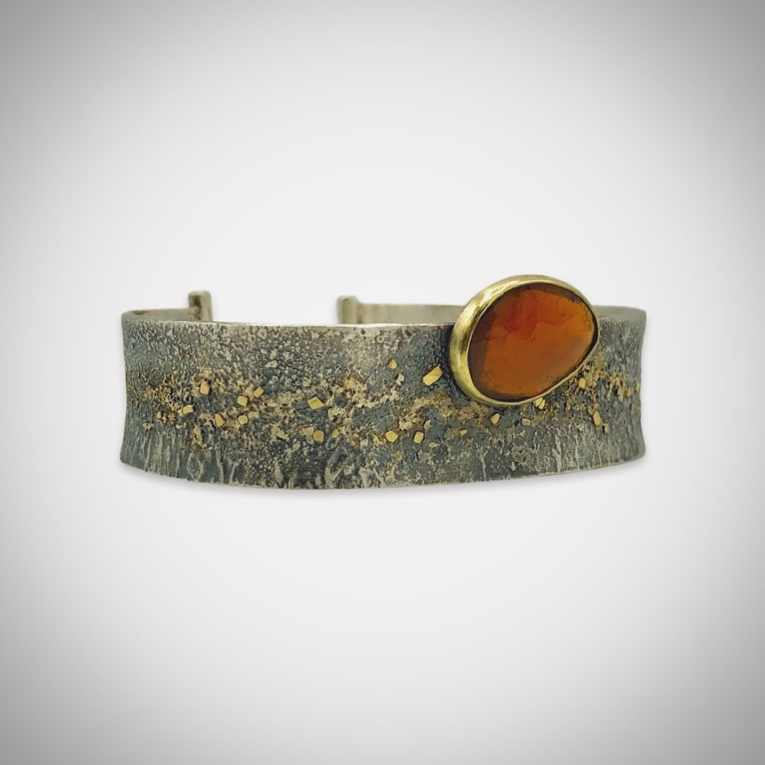 Spessartite garnet on gold erosion cuff&hellip; I&rsquo;ll have this with many other one of a kind pieces this weekend @cranewaycraftfair! Come say hello at booth 502 

#shoplocal #bayareasmallbusiness #sfjeweler #sfstyle #ancientinspiredjewelry #spe