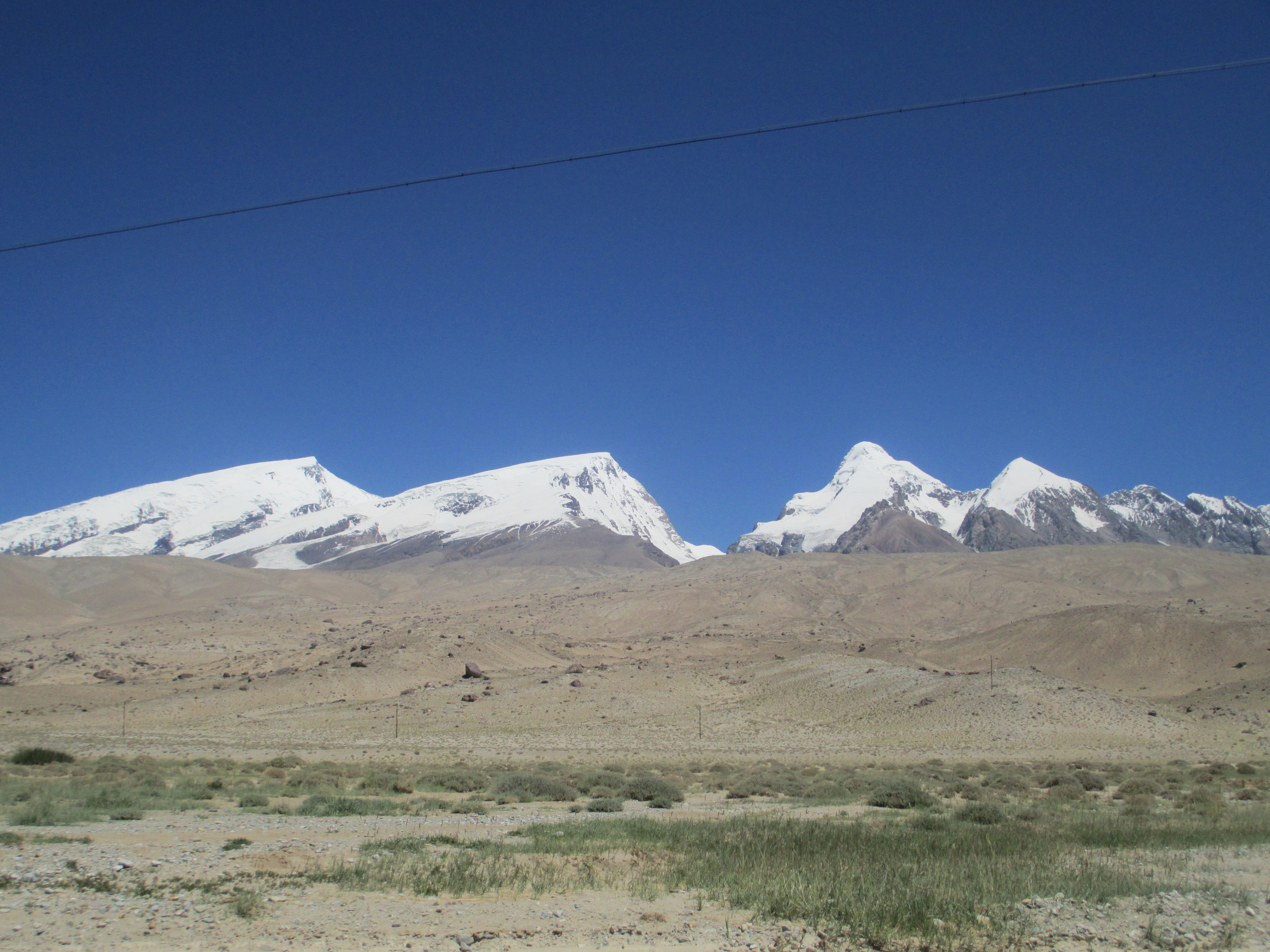 The long drag up Rabat Dawen pass 4085m on the KKH provided great views of the Mustaga Ata range