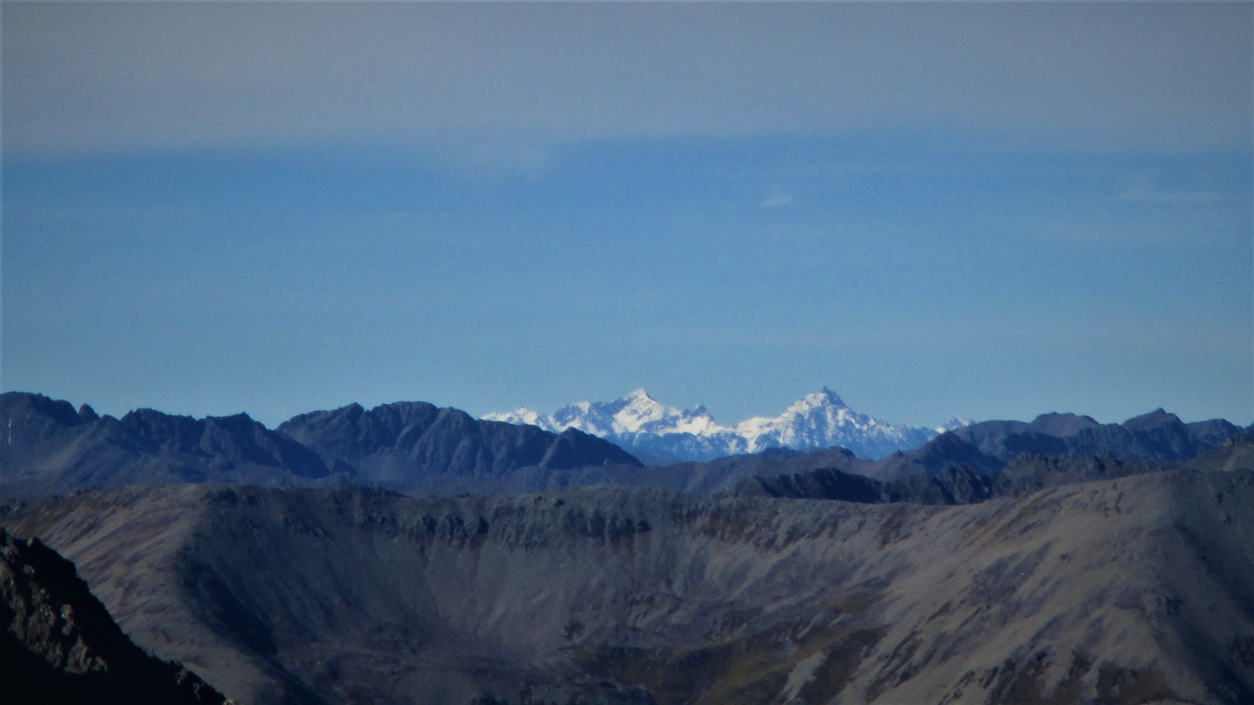 Tapuae-o-Uenuku ad Alarm look like giants with snow less lesser peaks in foregroud