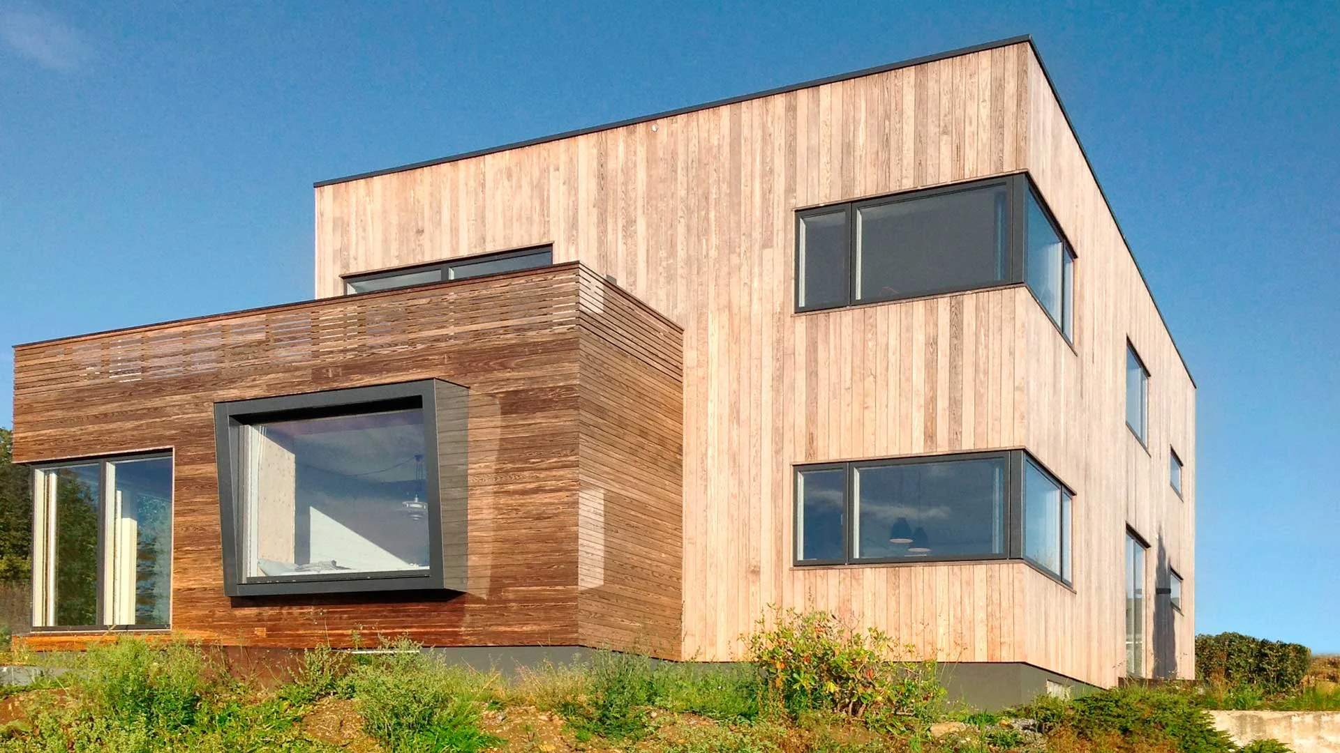 Lasse Haldrup Juul at KONTUR has recieved international acclaim for his refurbishment project at Kråkjordet in Gjøvik and has been published on the Kebony website. Excerpt from the article: A traditional Scandinavian “Funkis” style house has been modernised and refurbished in line with ‘Passive House’ standards, which has strict environmental credentials, bringing the house into the 21st Century in terms of both design and performance.