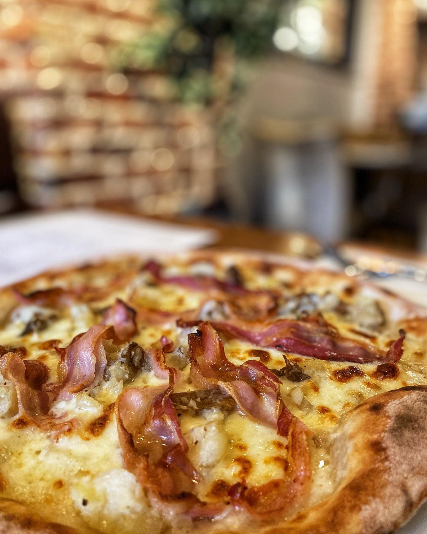 Our first post this year will be dedicated to this fabulous Pizza con Patate -&gt; white pizza with herb and garlic potatoes and thinly sliced guanciale (pork cheek) &hellip; 

Trust us on this one it is the best Pizza you will ever have 😋 🍕 
Avail