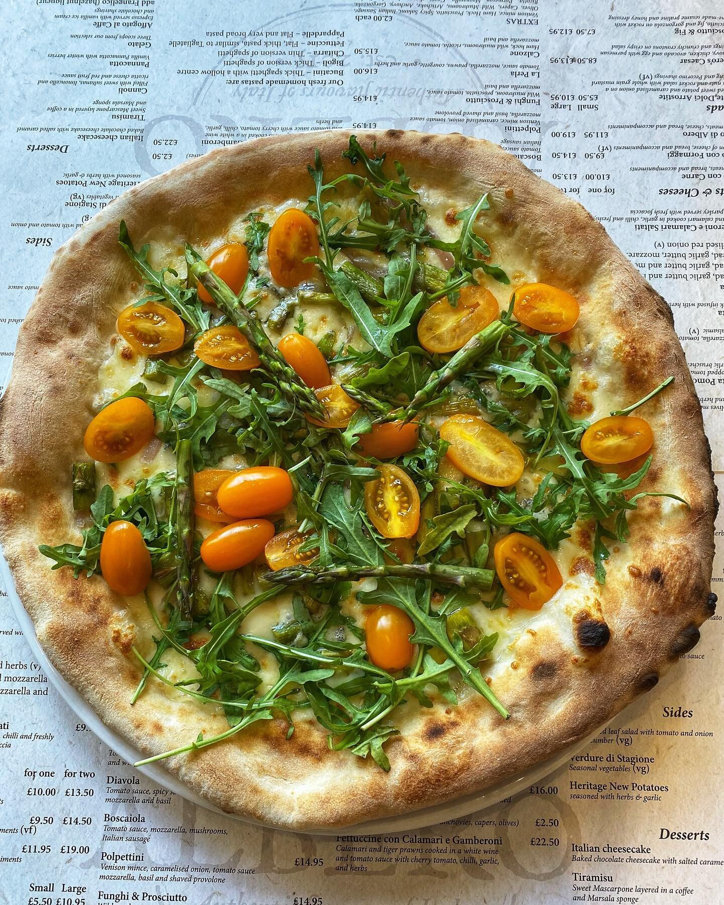 Our pizza of the week is a sunshine on the plate ☀️ 🍕 well needed today 😅
We hope you are all enjoying this long weekend 

#maybankholiday #longweekend #longweekendvibes #authenticitalian #italianrestaurant #newforest #brockenhurst @albero_brockenh