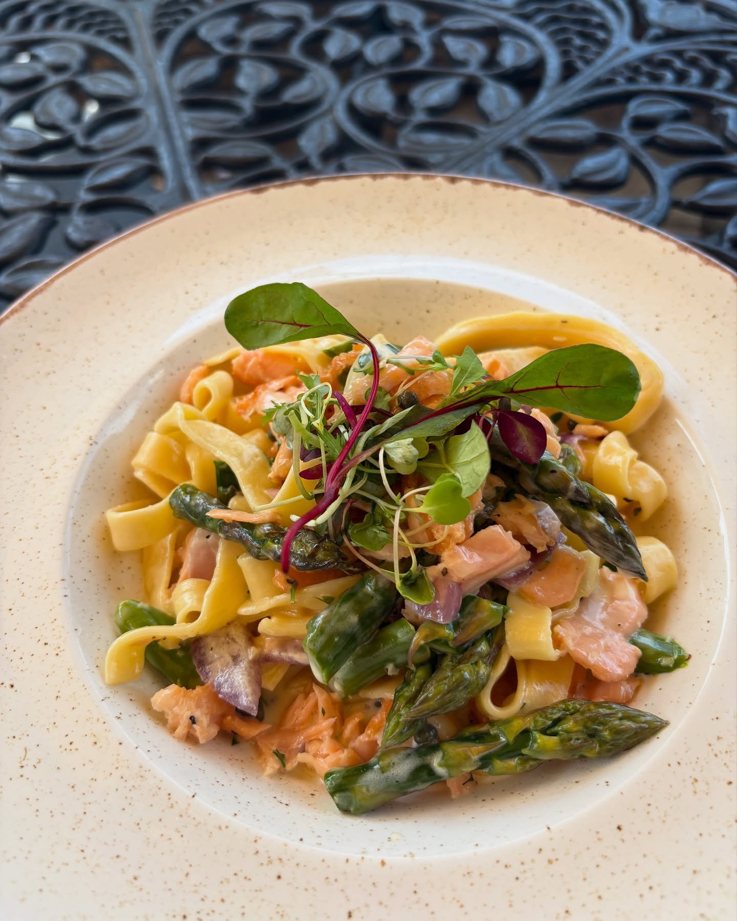 Creamy rich sauce, sweet salmon, capers and so delicate New Forest Asparagus over fettuccine make a delicious Italian-style pasta alla salmone &hellip; 
On our SPECIALS this week &hellip; 

#localproduce #newforest #asparagi #italianfoodlover #italia