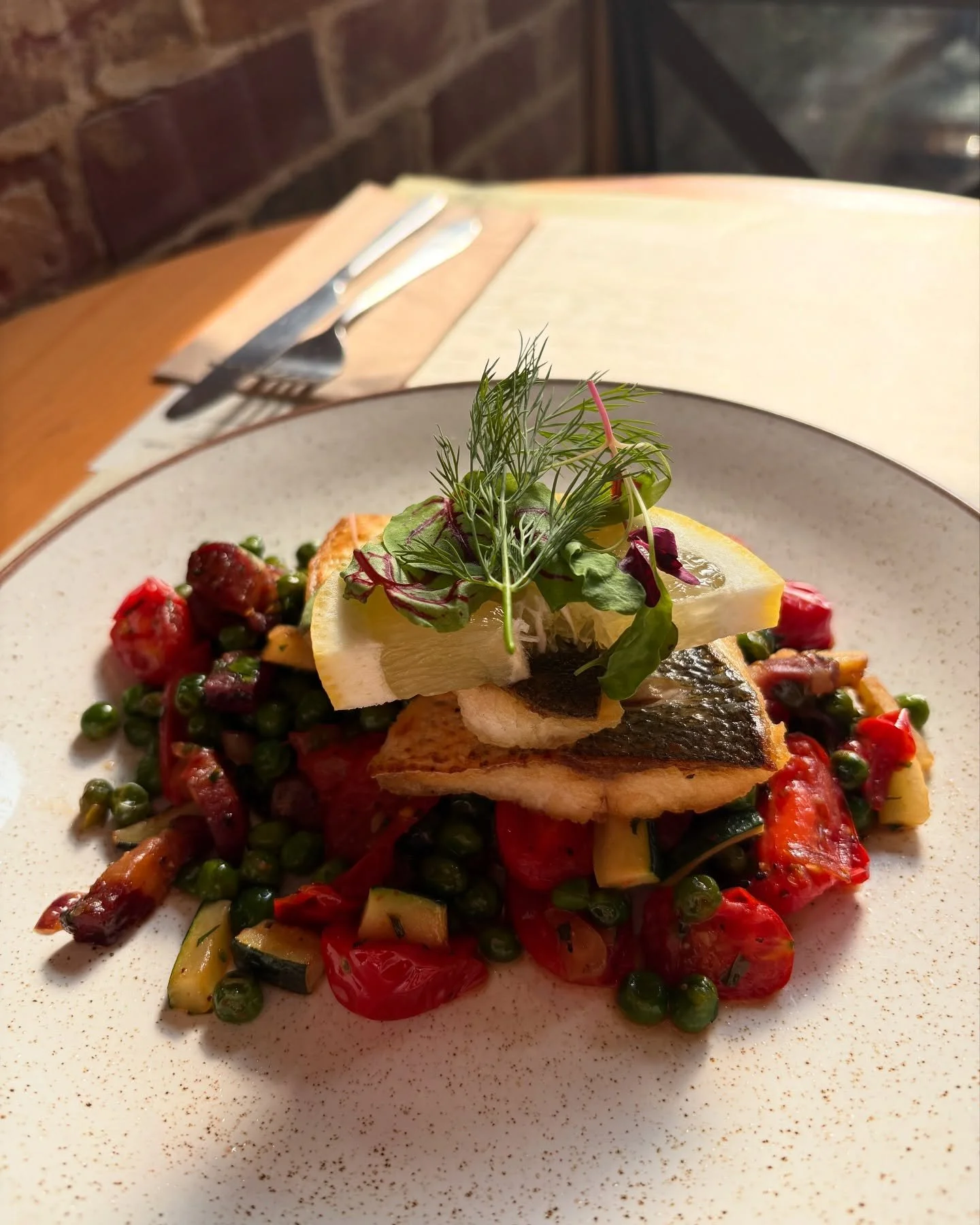 Lupo di Mare, pan fried fillet of sea bass, green garden peas &ldquo;alla Romana&rdquo; with pancetta, onion courgettes, IOW cherry tomatoes is our special this week 😋

#specials #seasonal #freshfood #seabass #italianrestaurants #italianfood #authen