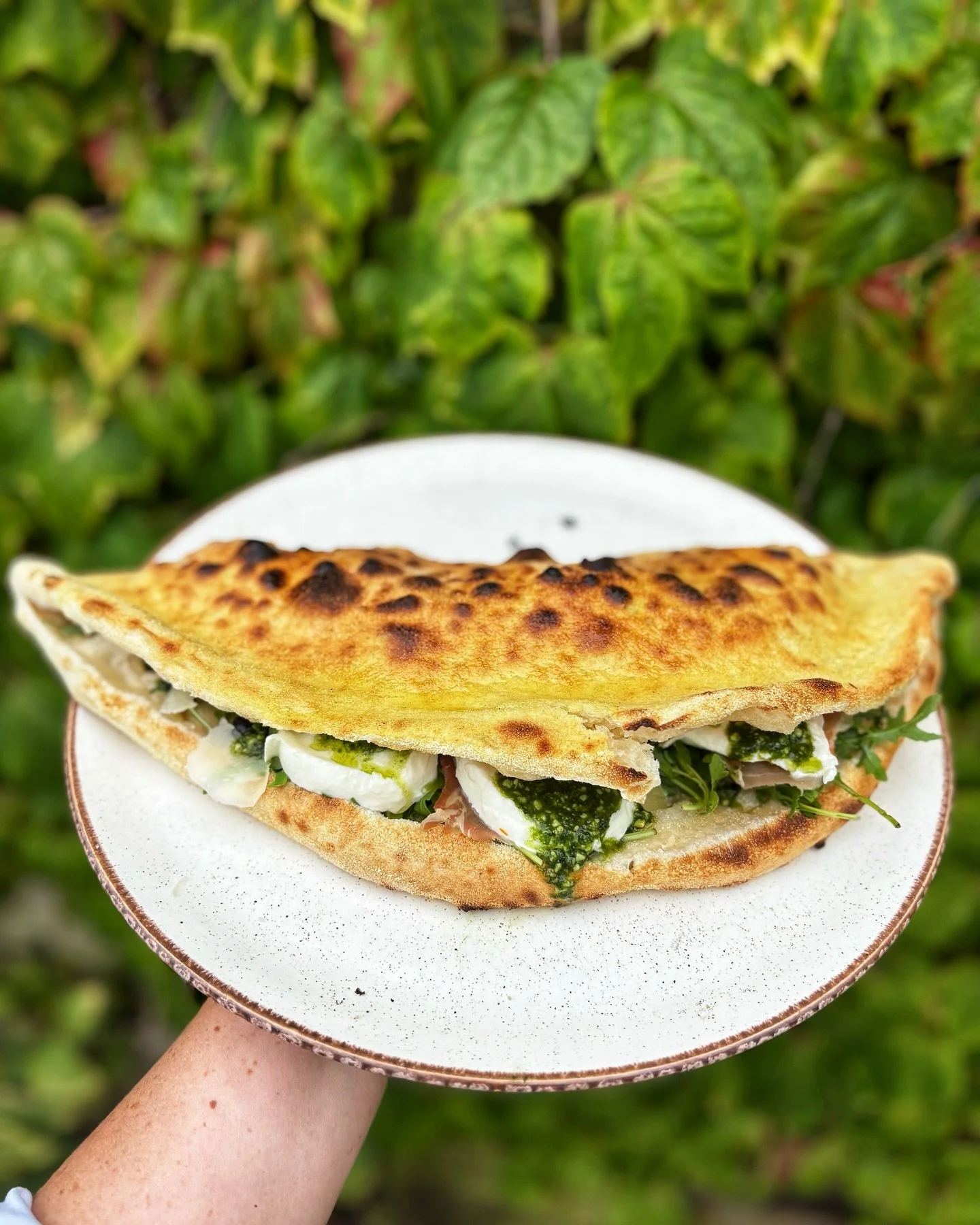 Pizza Portafoglio is half closed pizza, similar to calzone with fresh toppings as rocket, parma ham, basil pesto, buffalo mozarella DOP and parmesan &hellip;. 
This very light summer pizza is inspired by Neapolitan classic 💯 worth to try ! 

#portaf