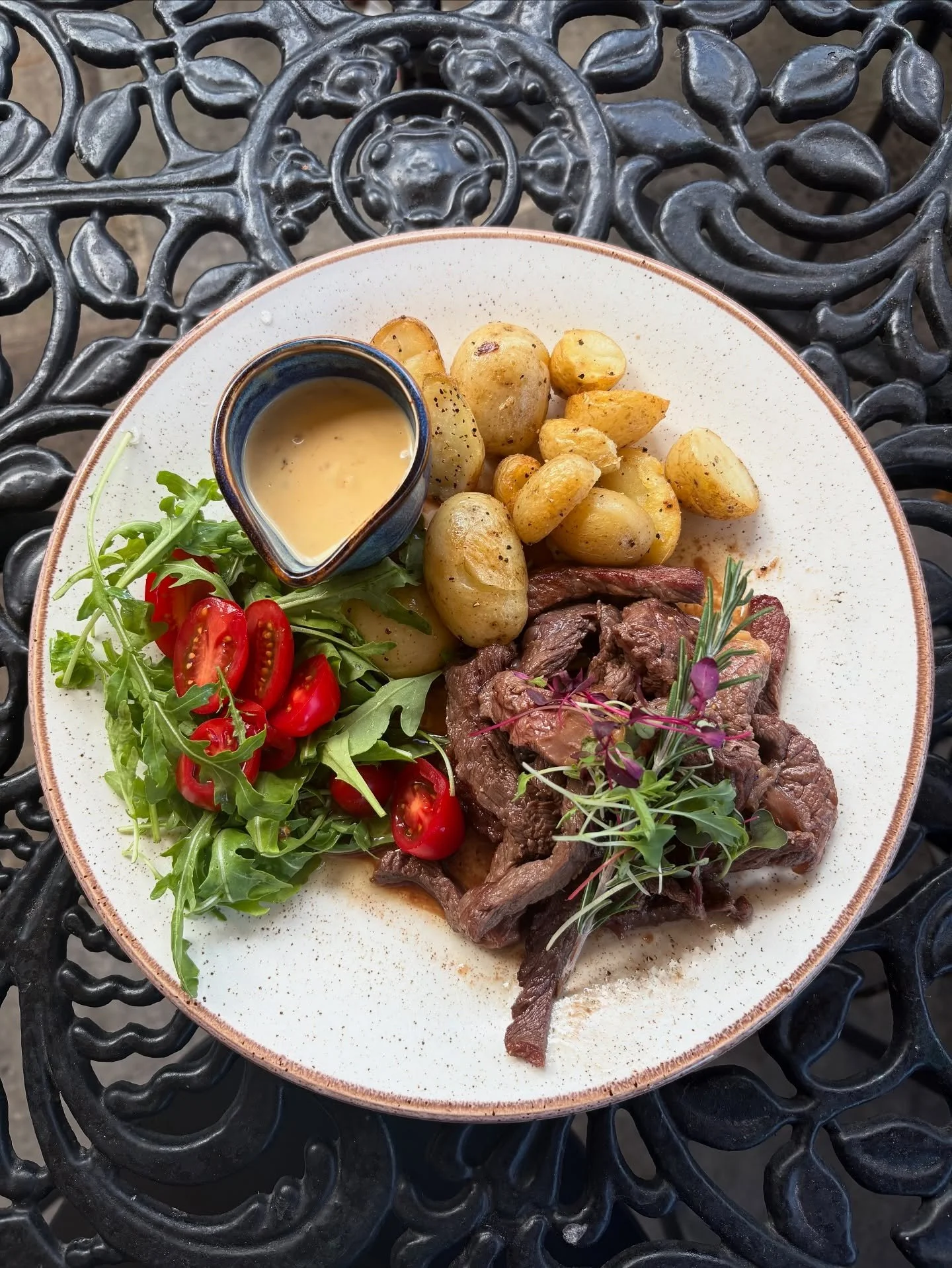 BOCCONCINI DI COSTATA &hellip;
rib eye steak, cut in strips with pan fried baby potatoes, creamy peppercorn sauce and micro salad is on our specials this week 😋

#specialoftheweek #bocconcini #steak #italian #food #restaurant #italianrestaurant #new