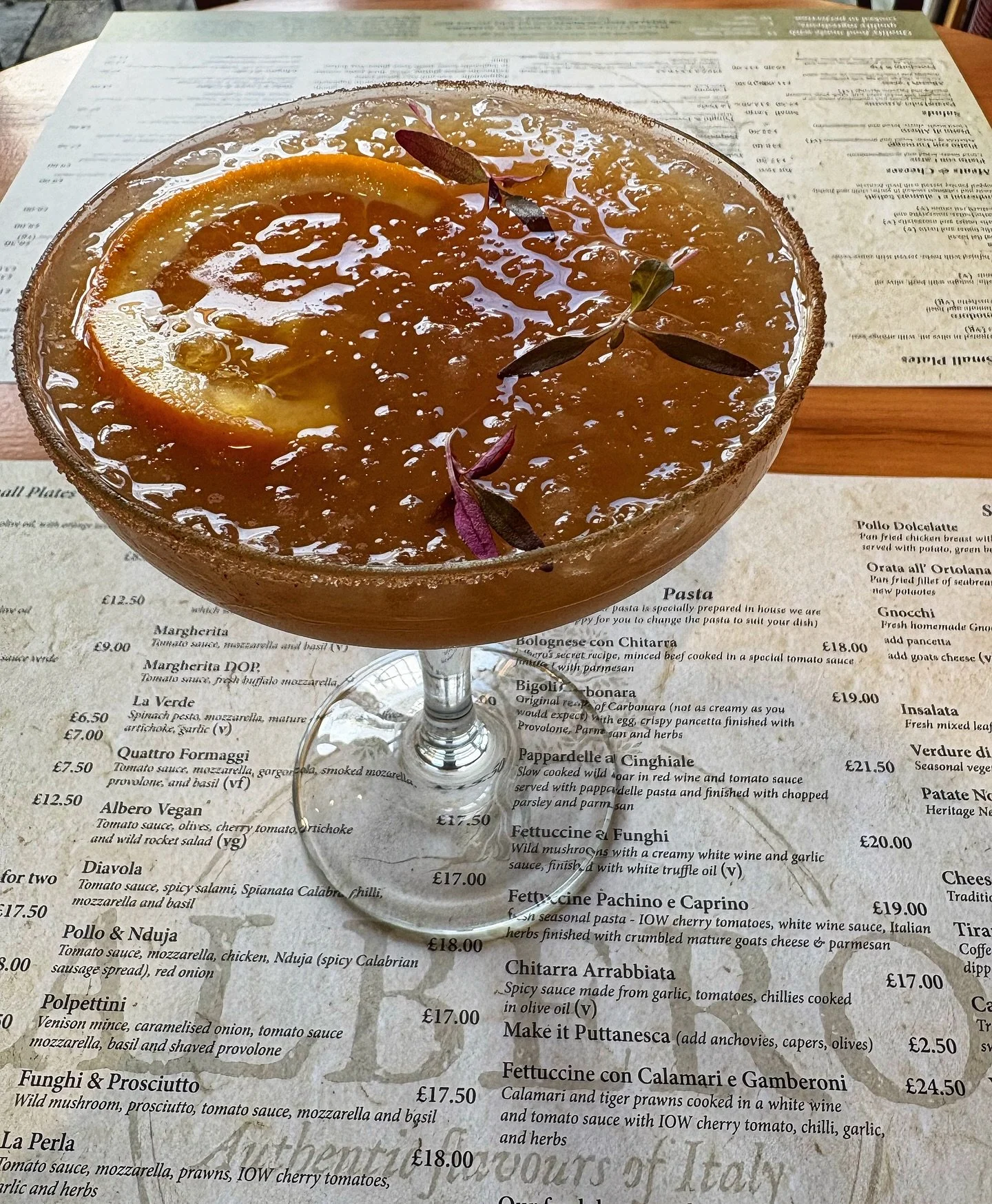 Amaretto & Apple Fizz -> delicious taste of autumn 🍂 🍎 🌞
#coctails #italian #restaurant #autumn #flavour #alberobrockenhurst #newforestrestaurant #newforest #brockenhurst