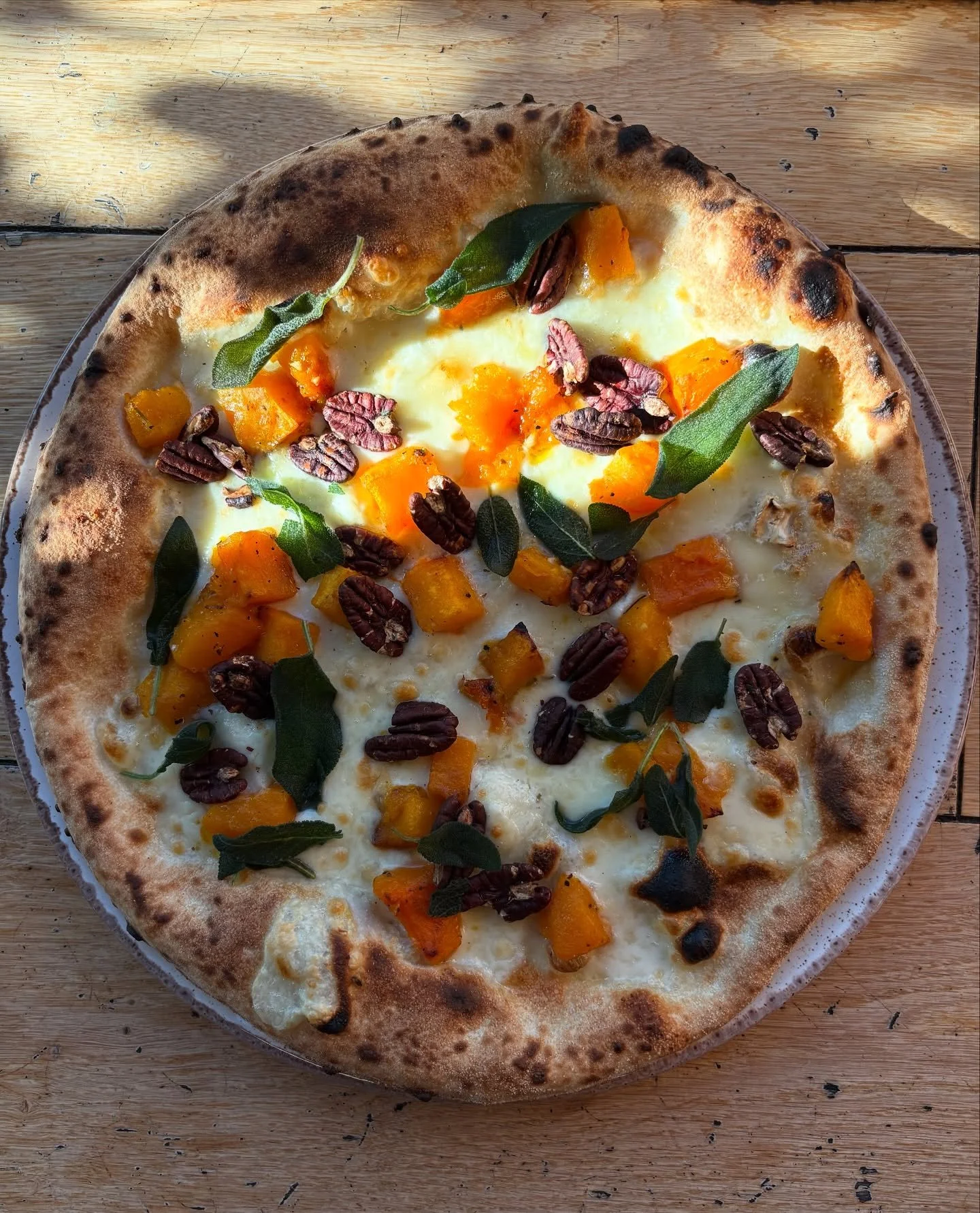 we know what is going to make you smile today ... our delicious pizza of the week 🤤
Roasted butternut squash, with mozzarella, aged goats cheese, pecan nuts and sage ... 

#alberobrockenhurst #italianrestaurant #pizza #pizzaoftheweek #sesonalfood #f