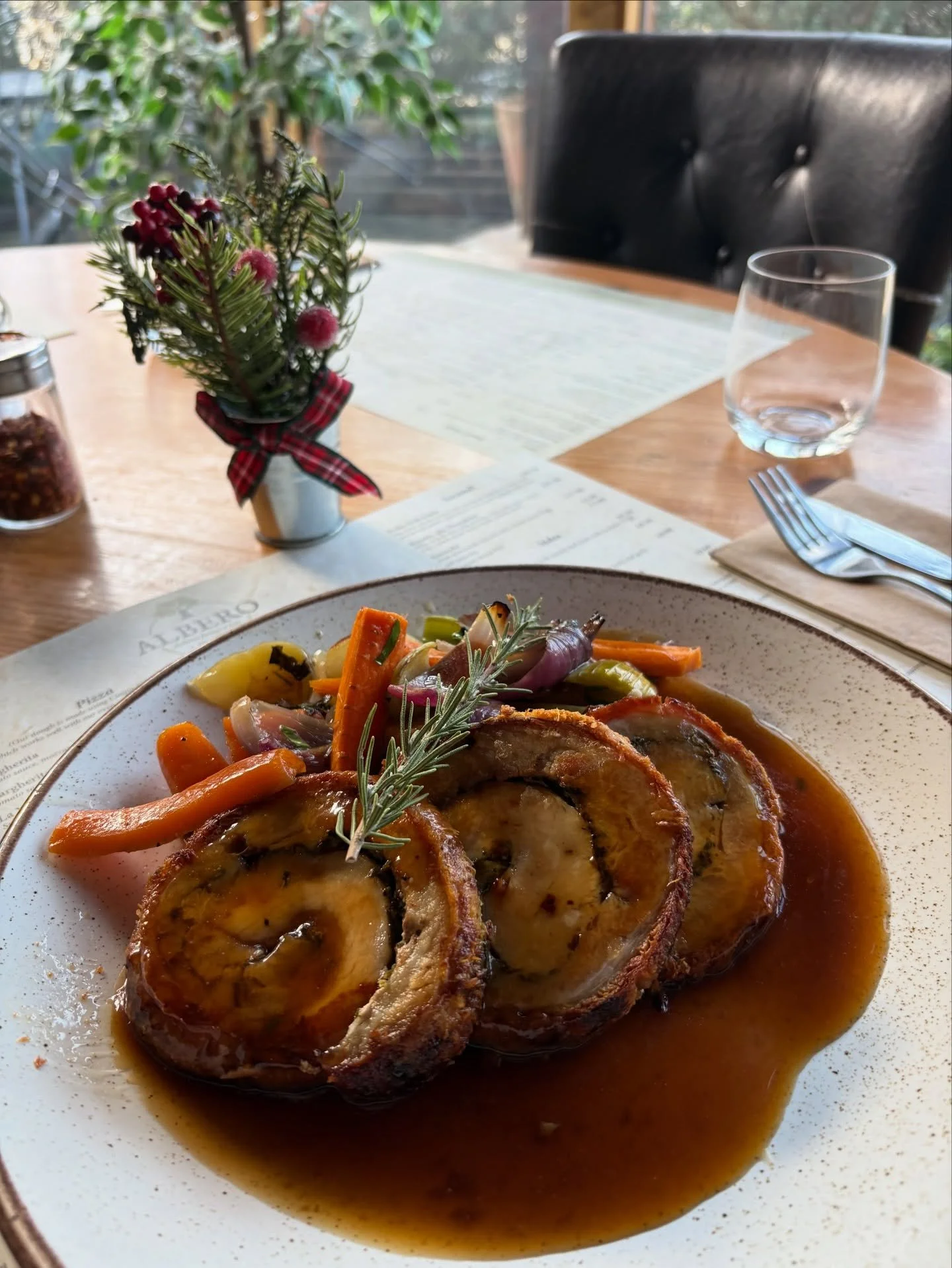 Porchetta one of your Christmas specials favorites 🇮🇹 💫🎄

-> slow cooked pork belly infused with Italian herbs, served with roasted vegetables, potatoes &amp; gravy 

#christmas #specials #festive #food #italianfood #italianrestaurant #cucinai
