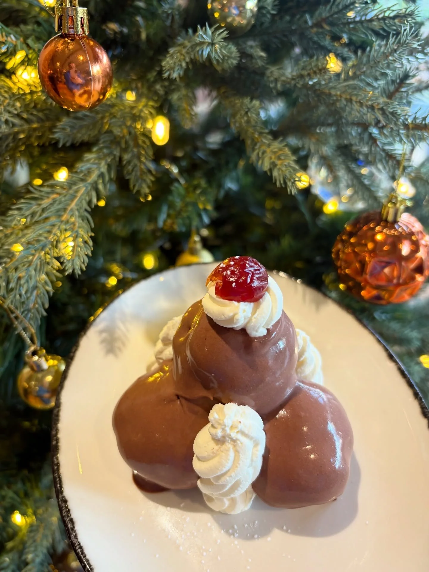 Profiteroles still on our specials menu this weekend 😋

#italianclassic #specials #profiterole #alberobrockenhurst #italianrestsurant