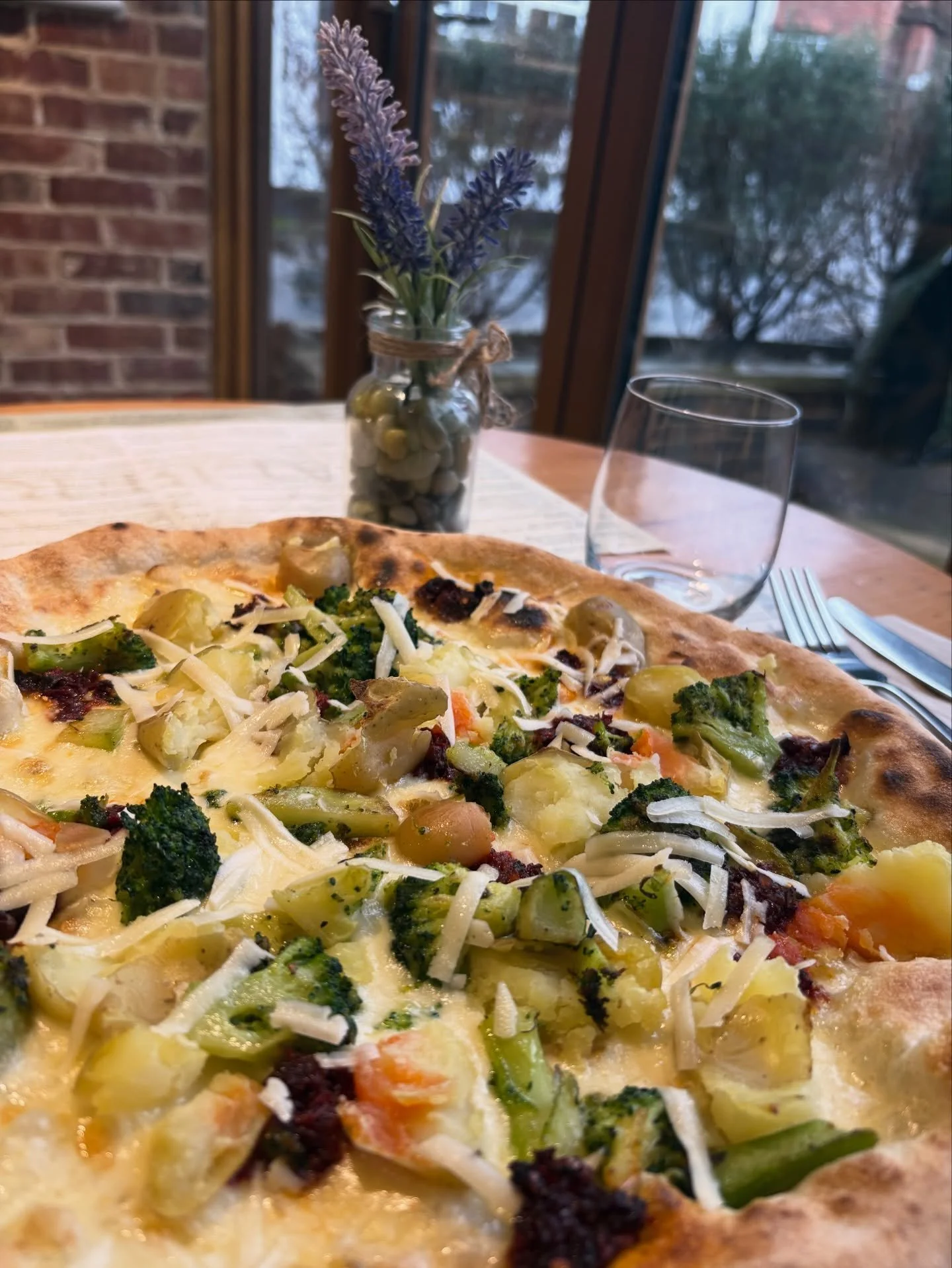 &hellip; Salsiccia e Friarielli (Sausage &amp; Broccoli )the most famous version, especially from Naples and Southern Italy, featuring sausage and broccoli 🥦 🍕

on our specials now 😋

#pizzaoftheweek #specials #authentic #italianfood #italianresta