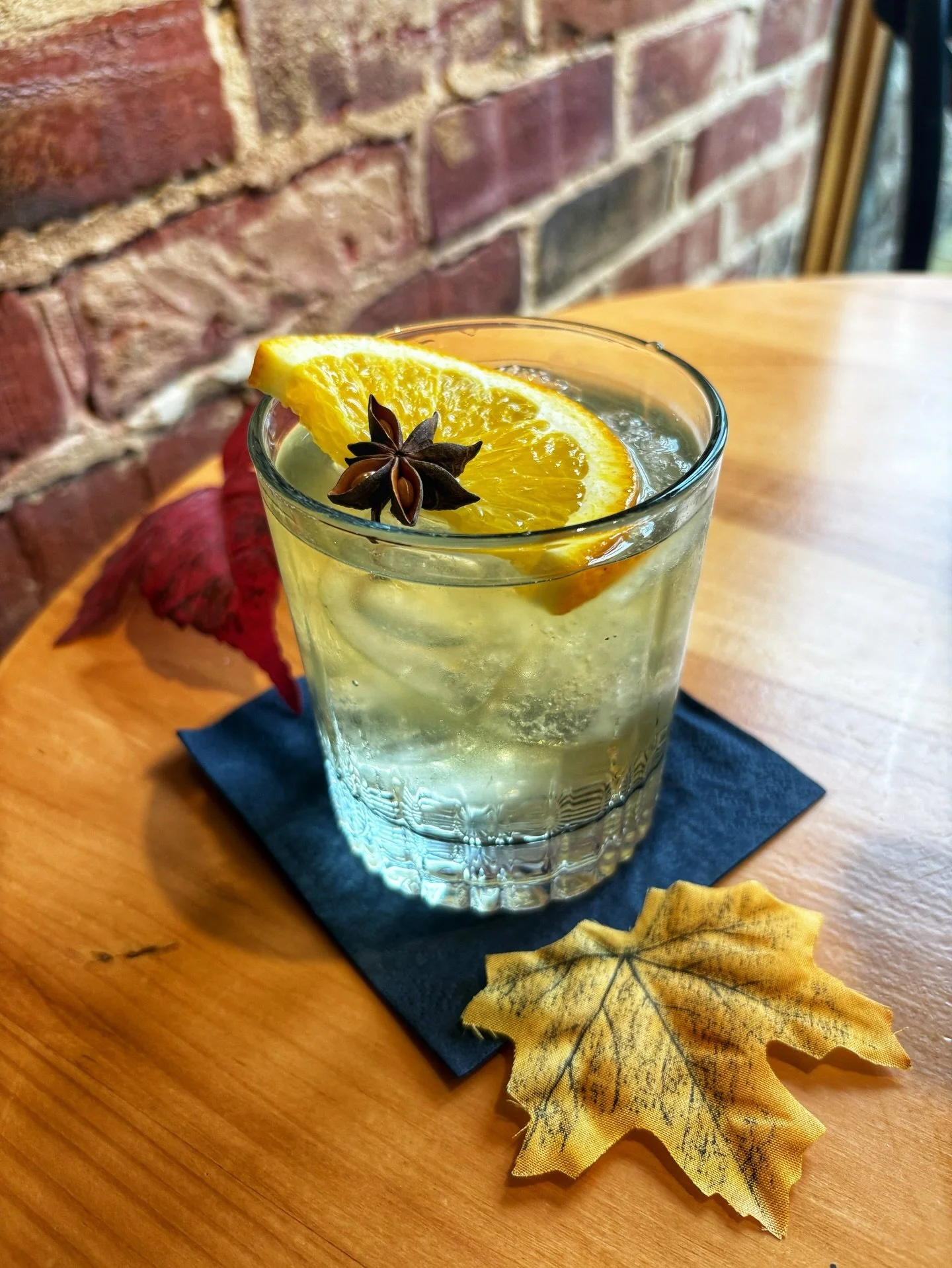 Italian Buck -> warming bittersweet cocktail featuring rum, fresh lime, ginger ale and winter spaces 

We&rsquo;ve got you covered with a drink for any type of weather! ☔️🌧️💧

#italianbuck #italiancoctail #italianrestaurant #newforest #brockenhu