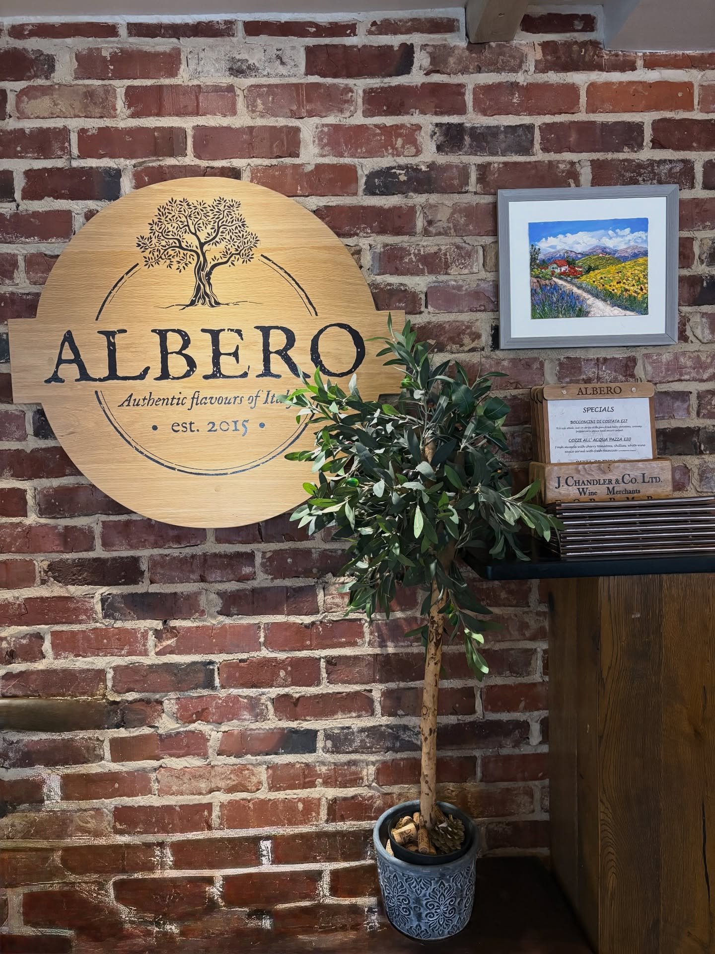 We are here if you need cheering up ☔️🌬️🪟

serving home made authentic Italian food with the smile 😊 🍕 🍝 

@albero_brockenhurst 

#authanticitalian #brockenhurst #italianfood #freshingredients #italianflavors