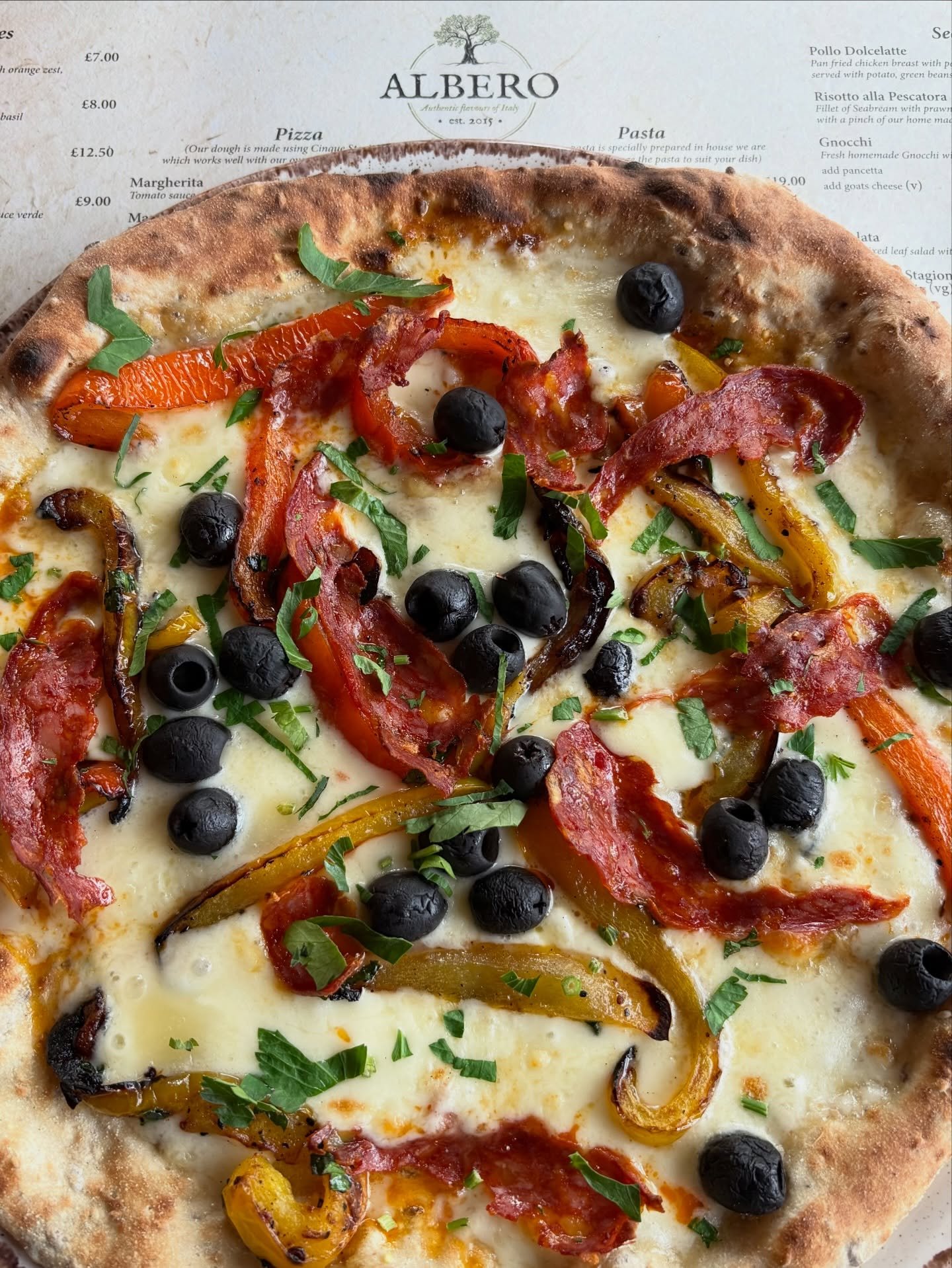 Our pizza of the week -> Pizza La Rustica with mozzarella, smoked mozzarella, roasted peppers, olives &amp; spienata calabra 
It&rsquo;s a must try &hellip; 

#authentic #italian #food #flavour #homemade