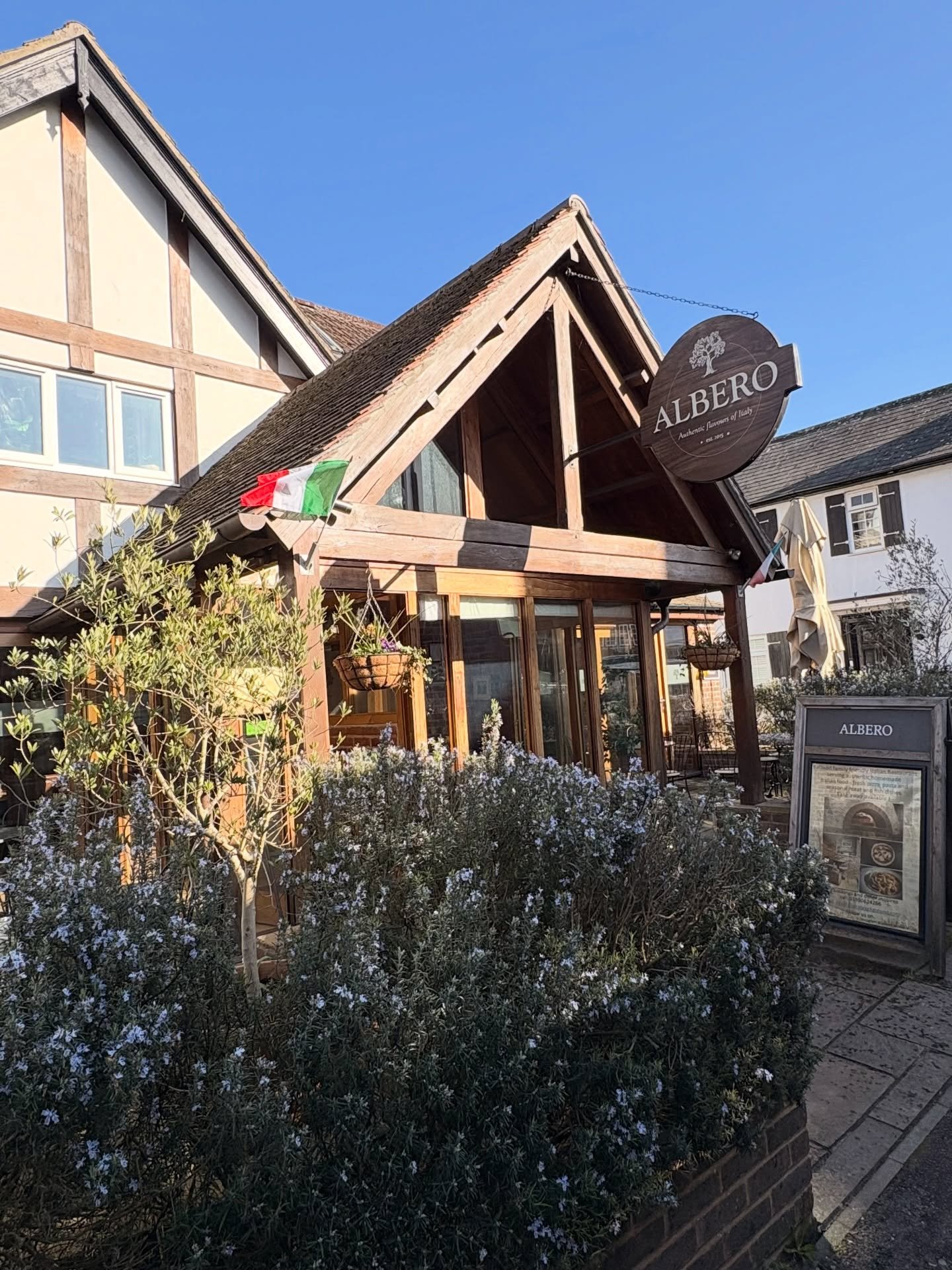 Guess what ? 
Mondays just got better - we are back being open for lunch and dinner and can&rsquo;t wait to see you all 🍝 🍕 🍹 🍷 🇮🇹 

#alberobrockenhurst #authenticitalian #italianrestaurant #newforest #springholiday