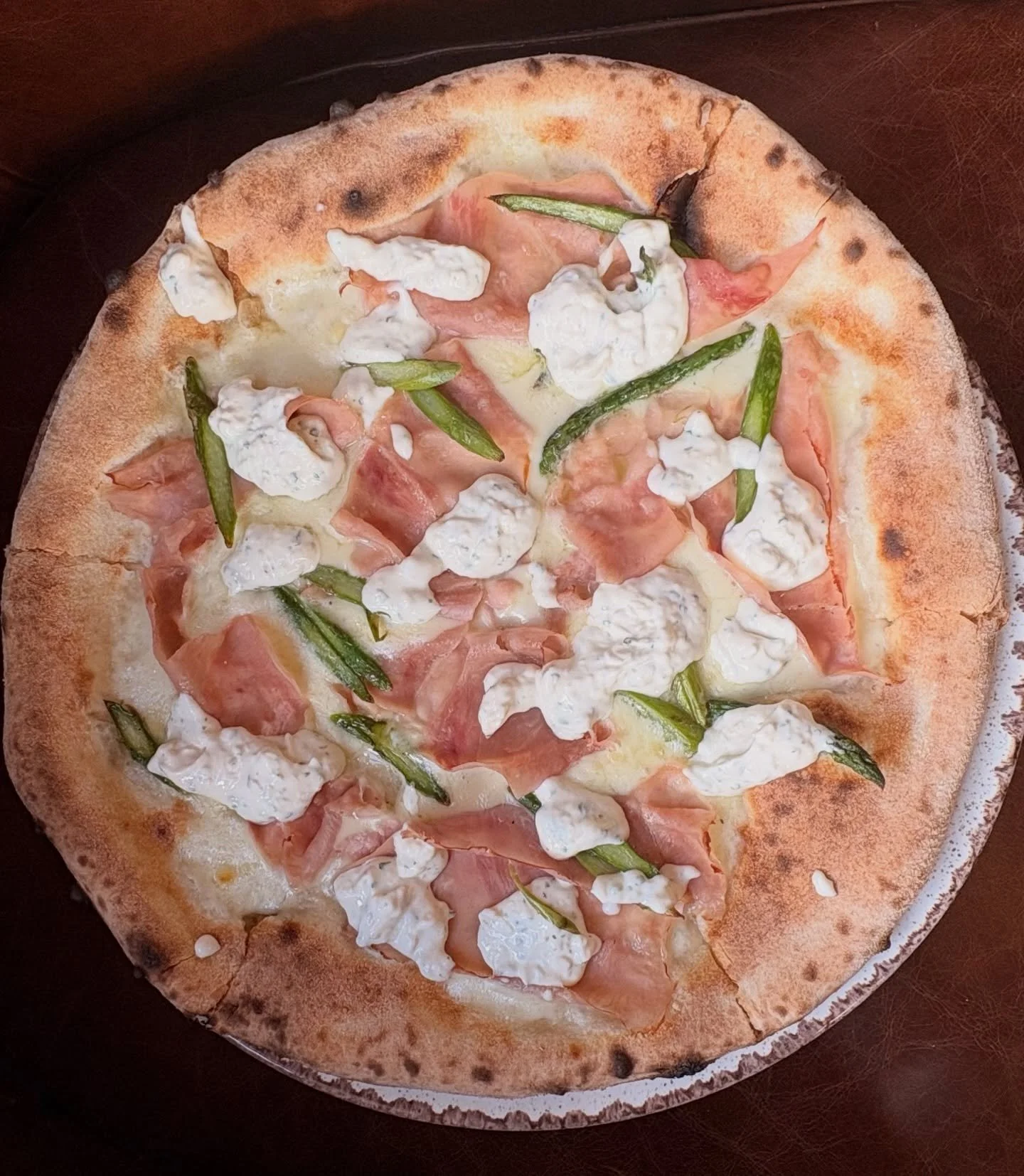 Pizza &ldquo;FIOCCO DI NEVE&rdquo; with mozzarella, prosciutto cotto, asparagus, parmesan cream, garlic and herbs is your favorite this holidays ☀️ 🌱🐣

#pizzaoftheweek #alberobrockenhurst #authenticitalian #italianrestaurant #newforest