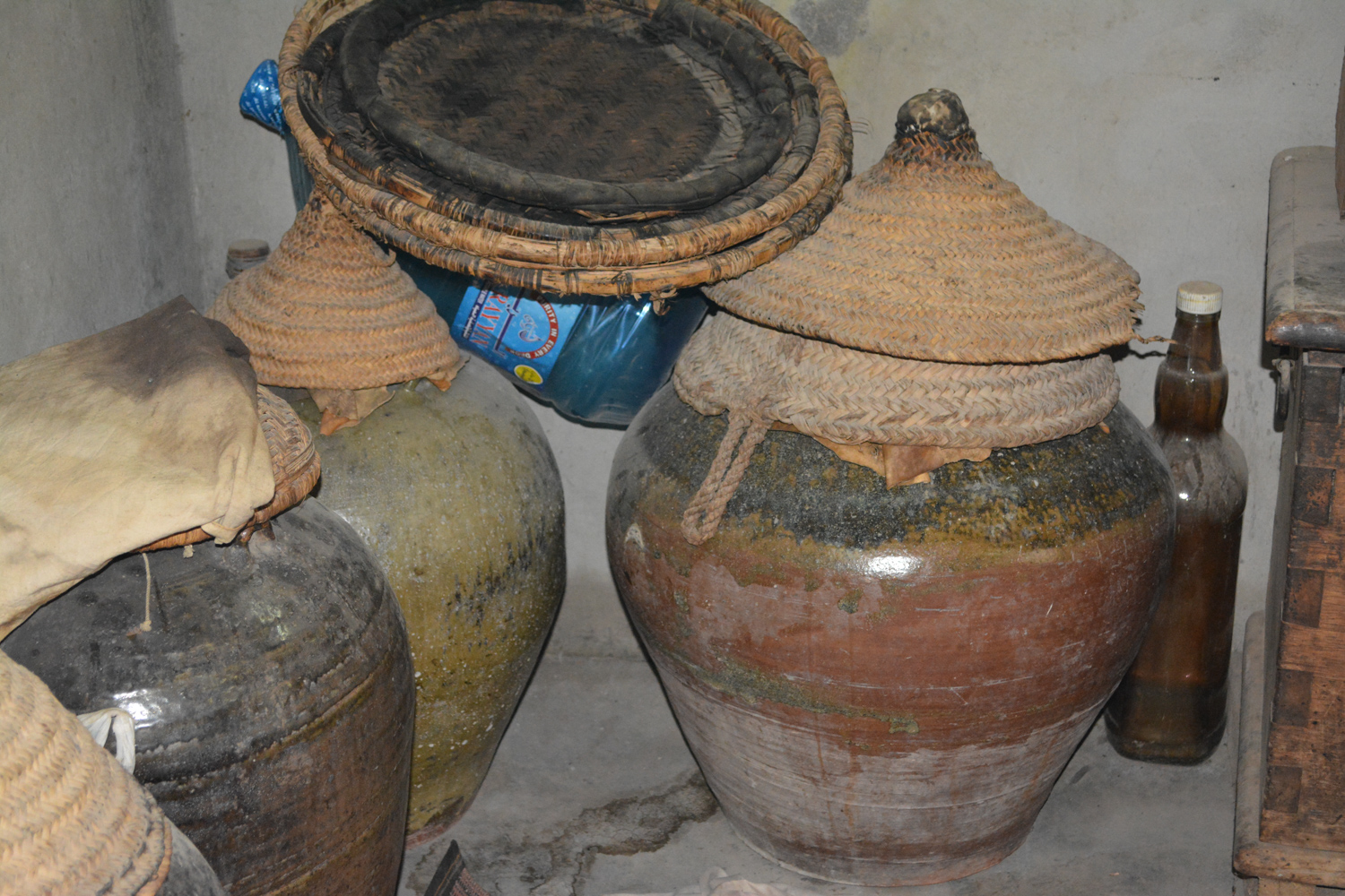 The vases of settling rose water.