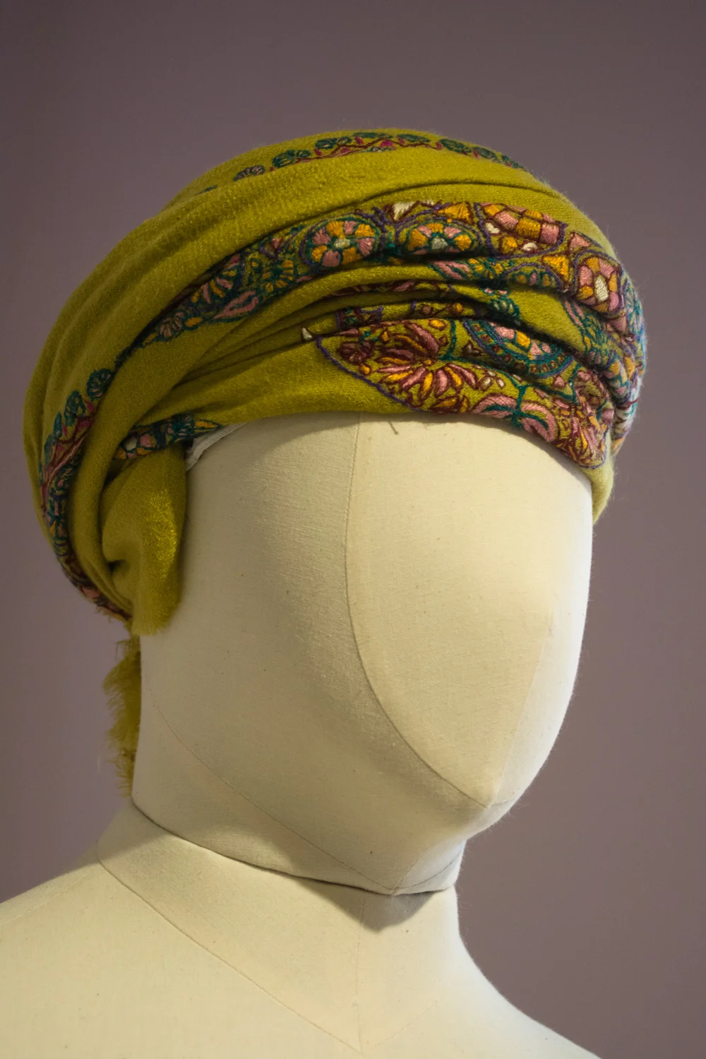 The massar can be worn with or without a kuma (cap) underneath.