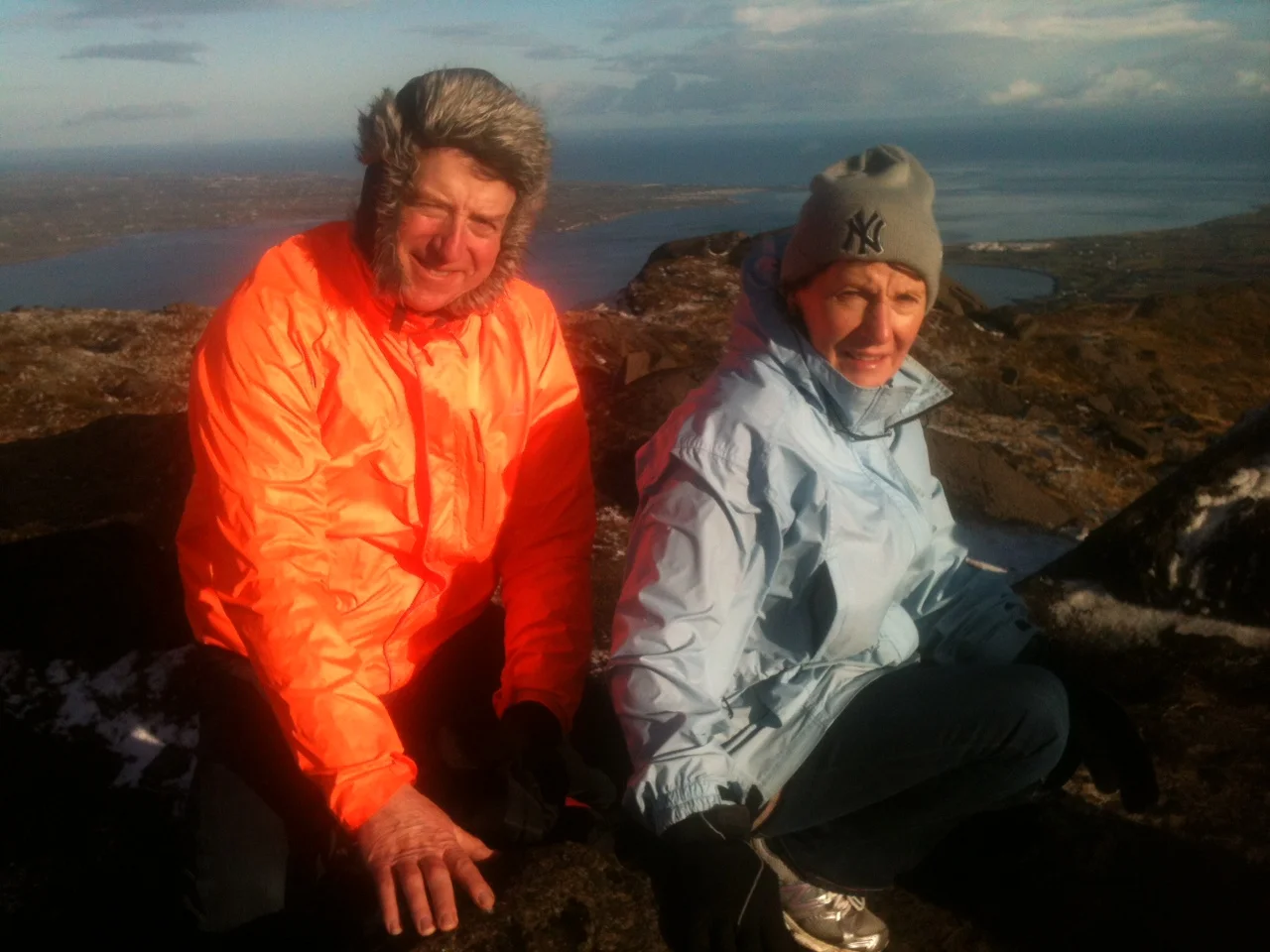 PJ agus Ann ar bharr Shliabh Feá. Tá siad ag déanamh staidéir ar an Ghaeilge ag ranganna de chuid Chairde Uí Néill faoi láthair. PJ and Ann on the summit of Slieve Foye. They are currently studying Irish at the Cairde Uí Néill classes.