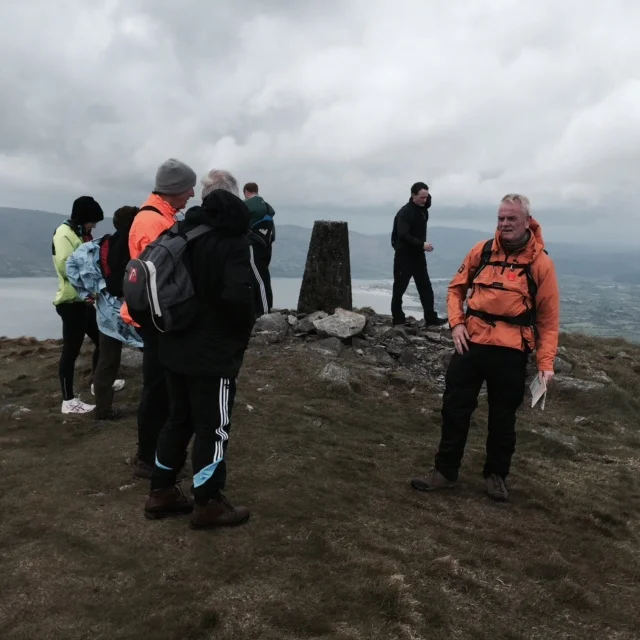 Ar Bharr Sléibhe - Éamann Laobhán Ó Flannagáin (Treoraí) ag smaoineamh faoin chéad chéim eile. On the Mountain top - Éamann Laobhán Ó Flannagáin (Guide) thinking about the next step.