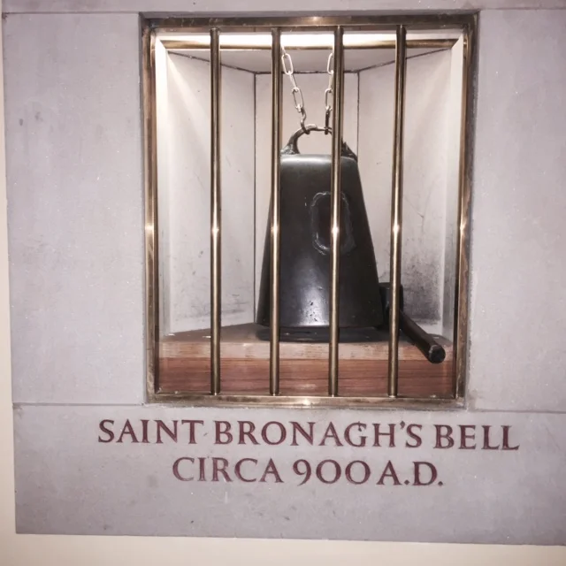 Clog Ban Naomh Brónach i dTeach Pobail Réalt na Mara i gCaisleán Ruairí. Fuaim bhinn as go fóill. - St Bronaghs Bell in Star of the Sea Chapel in Rostrevor. A sweet sound out of it still.