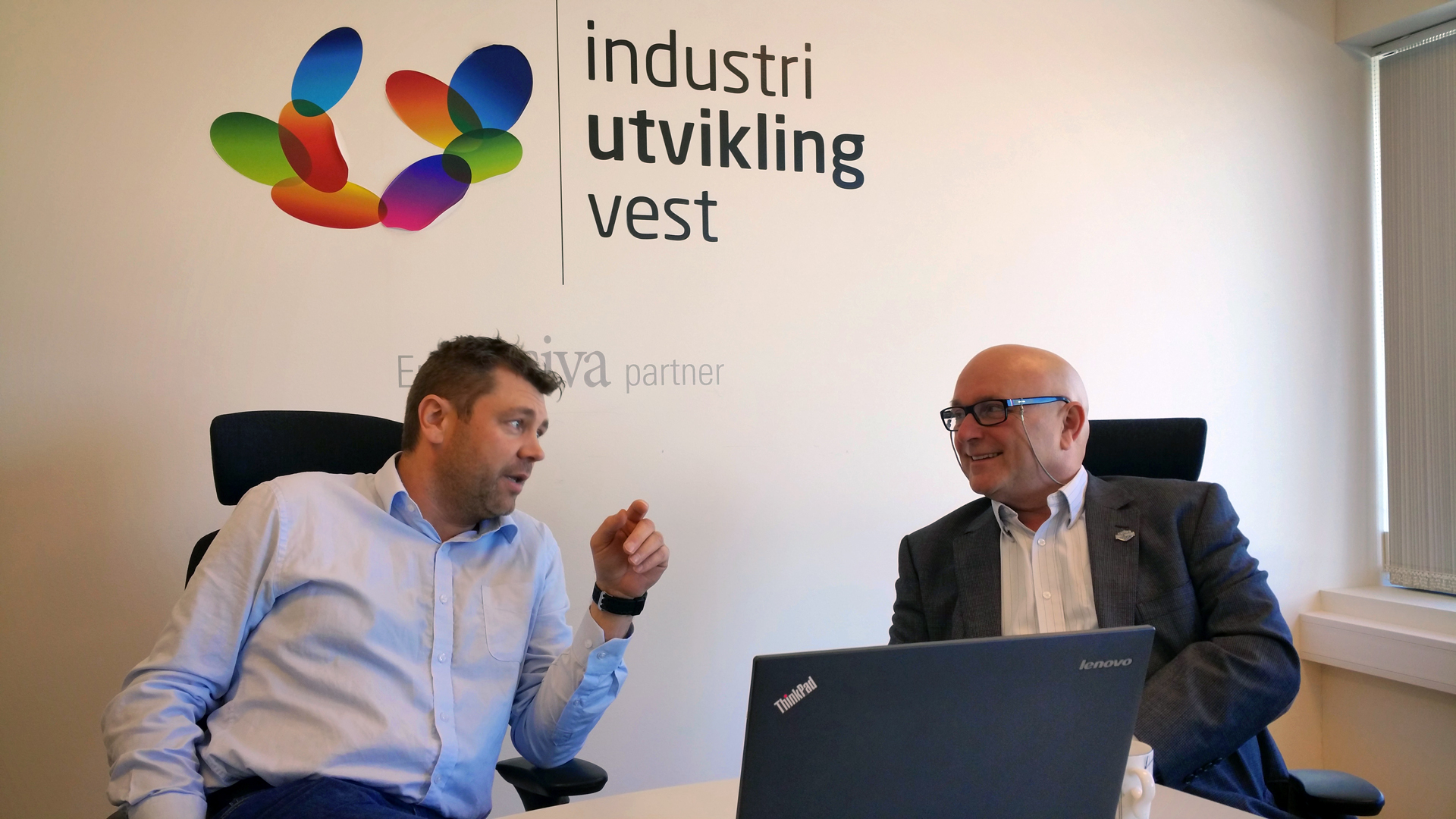 Sigmund Larsen (til høyre) i dialog med Vidar Grindheim fra Industriutvikling Vest.